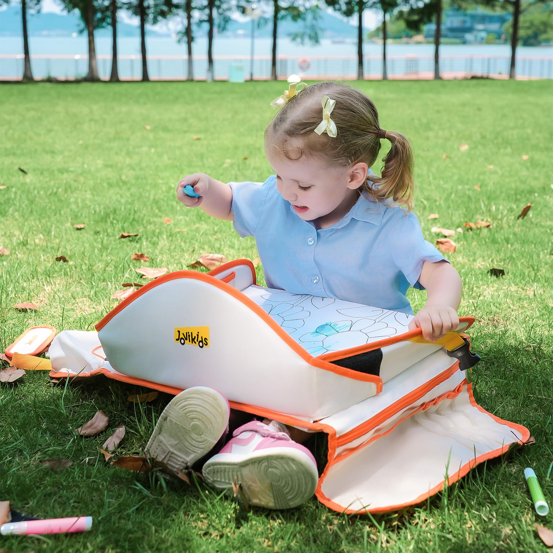 Jovikids Vassoio da Viaggio per Bambini, Tavola da Disegno Cancellabile, Tasca PAD touch screen Tavolino Auto per Bambini, 7 Tasche, Pieghevole e Portatile (beige)