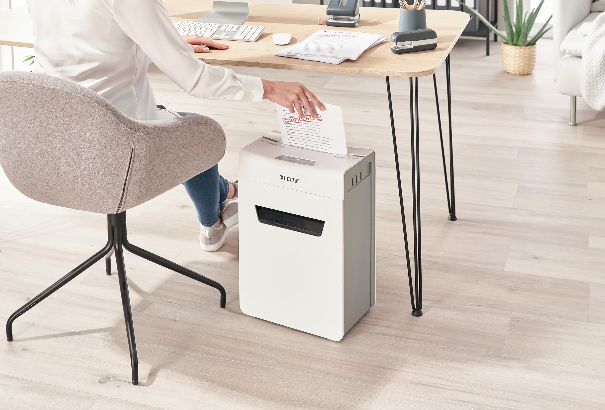 Leitz IQ Protect Premium 6M, Distruggidocumenti Manuale Personal, 7-6 Fogli (70-80 gr/mq), Taglio Micro, Sicurezza P-5, Capacità 18 litri, 80950000