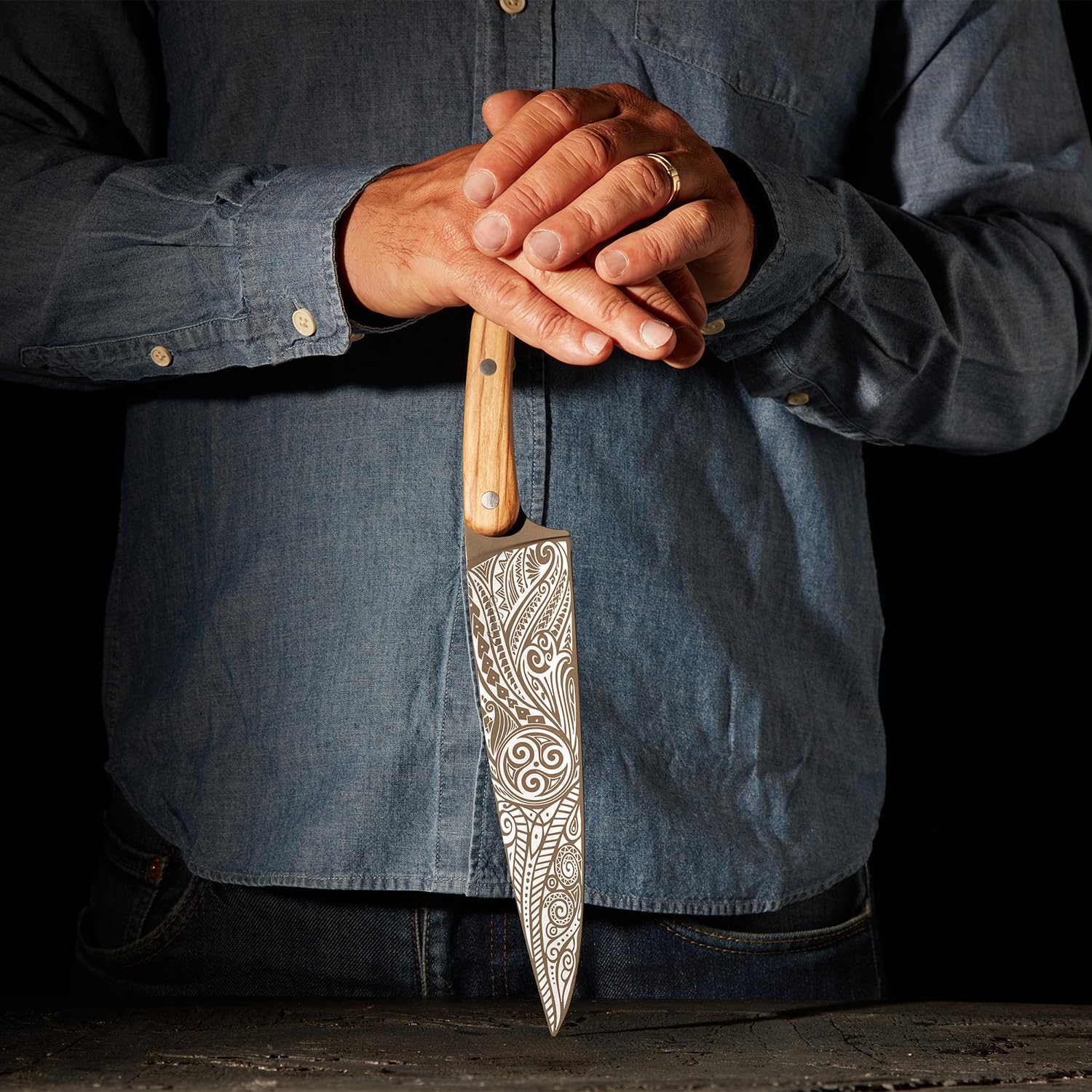 deejo - Couteau de Chef Pleine Soie - Manche en Bois d’Olivier Riveté, Motif Triskell - Lame en Acier Inoxydable X50CRMOV15, Finition Titane Gris Anthracite