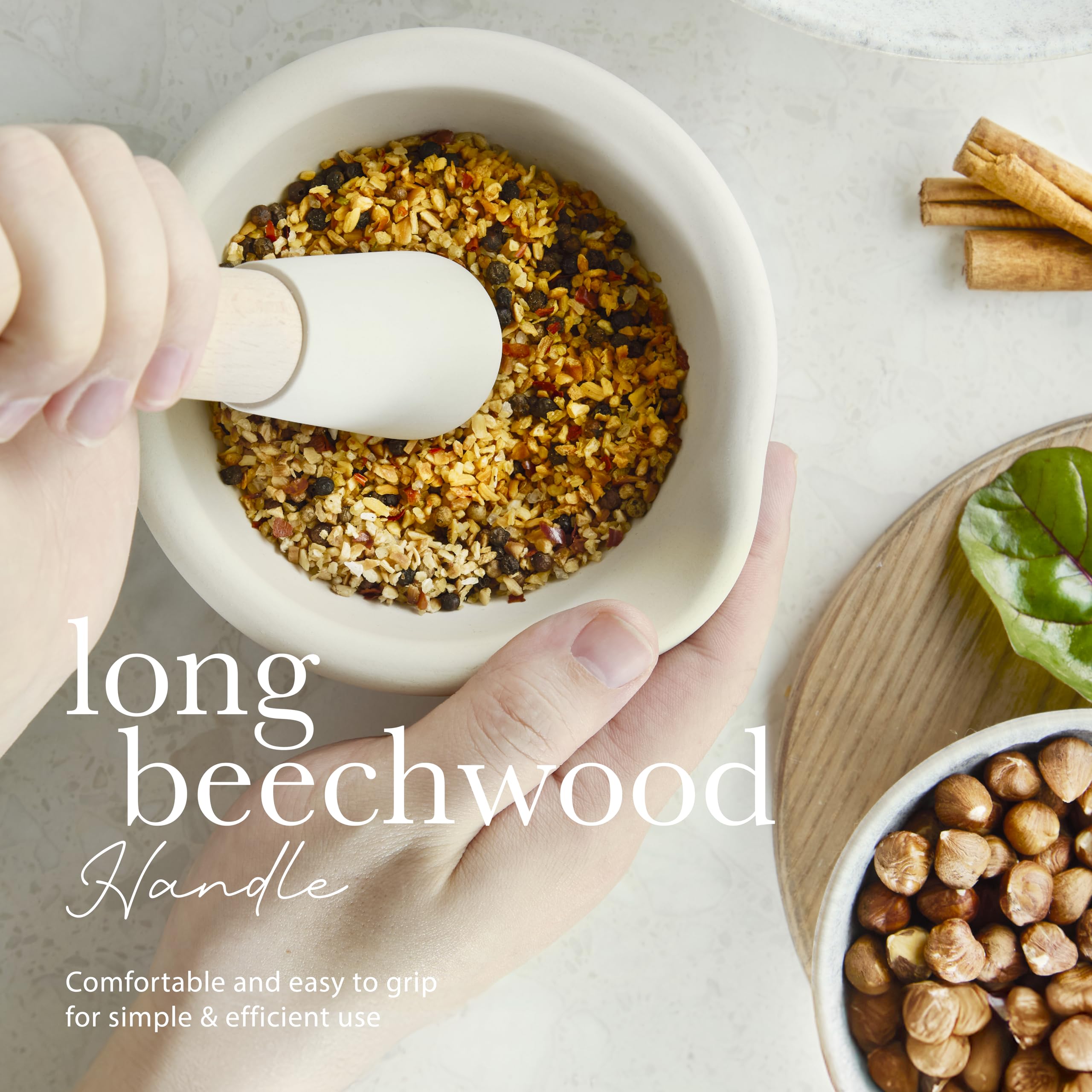 Ajoutez plus de saveur à vos repas avec ce mortier et pilon non émaillé idéal pour un broyage sans tracas, manche en bois de hêtre, porcelaine vitrifiée, blanc