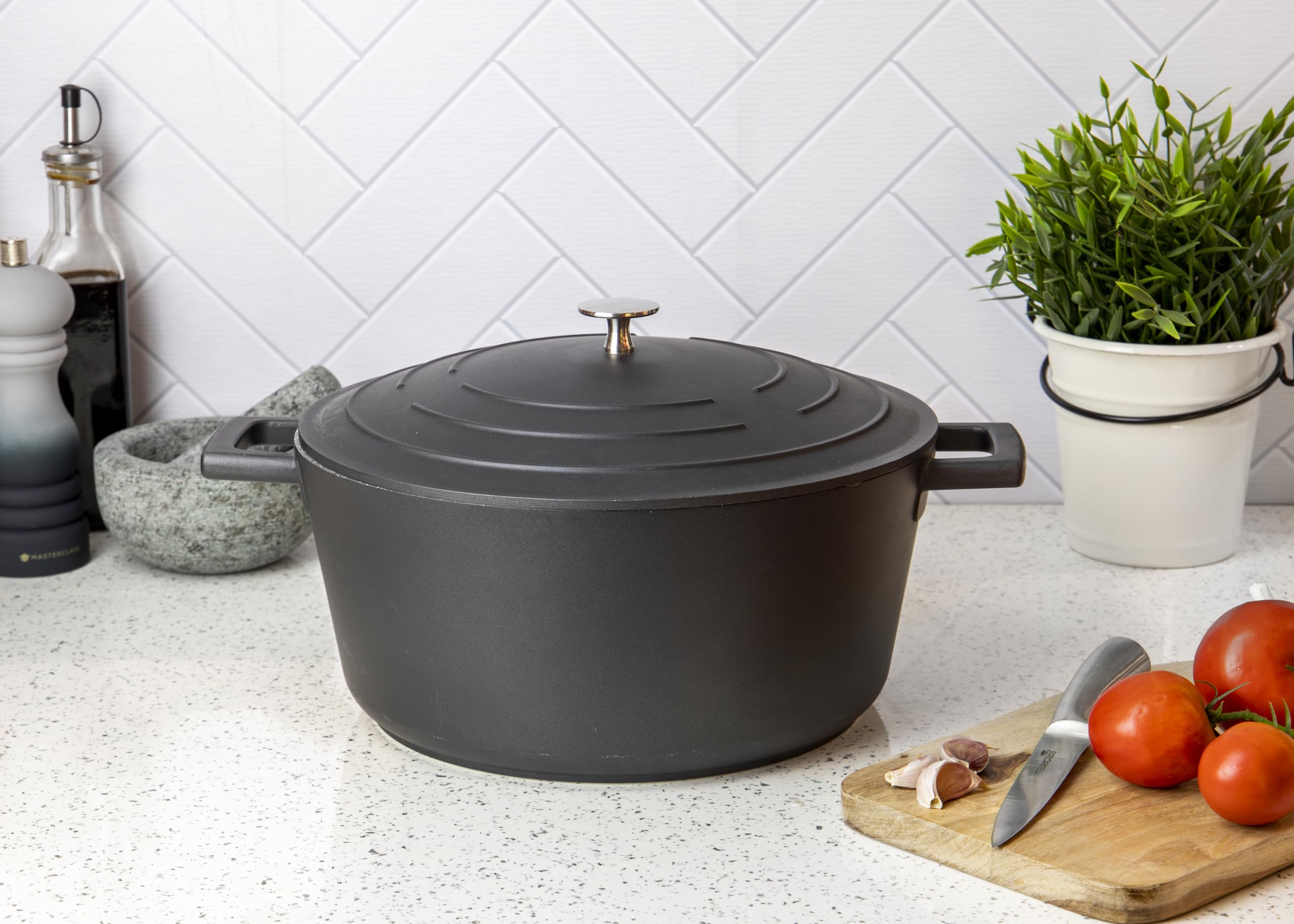 Kitchen Craft, Lekki Garnek na Zapiekankę z Pokrywką MasterClass, Okrągły, 5 litrów, 28 cm, do Kuchenek Indukcyjnych, Odlewane Aluminium, Kolor Czarny (B072JH8JGG)