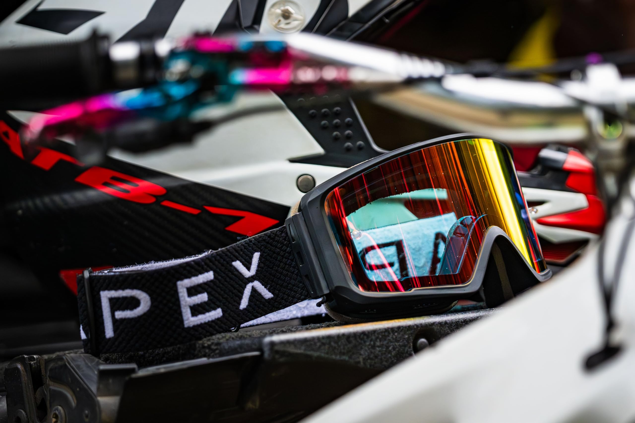 Apex Series™ Mountainbike-Brille, Schnellverschluss-Magnetlinsen-System, beschlagfrei und schlagfest, mit EVA-Gehäuse und 3 Gläsern (klar, Revo-Rot, Rauch) – entworfen von MTB-Fahrern