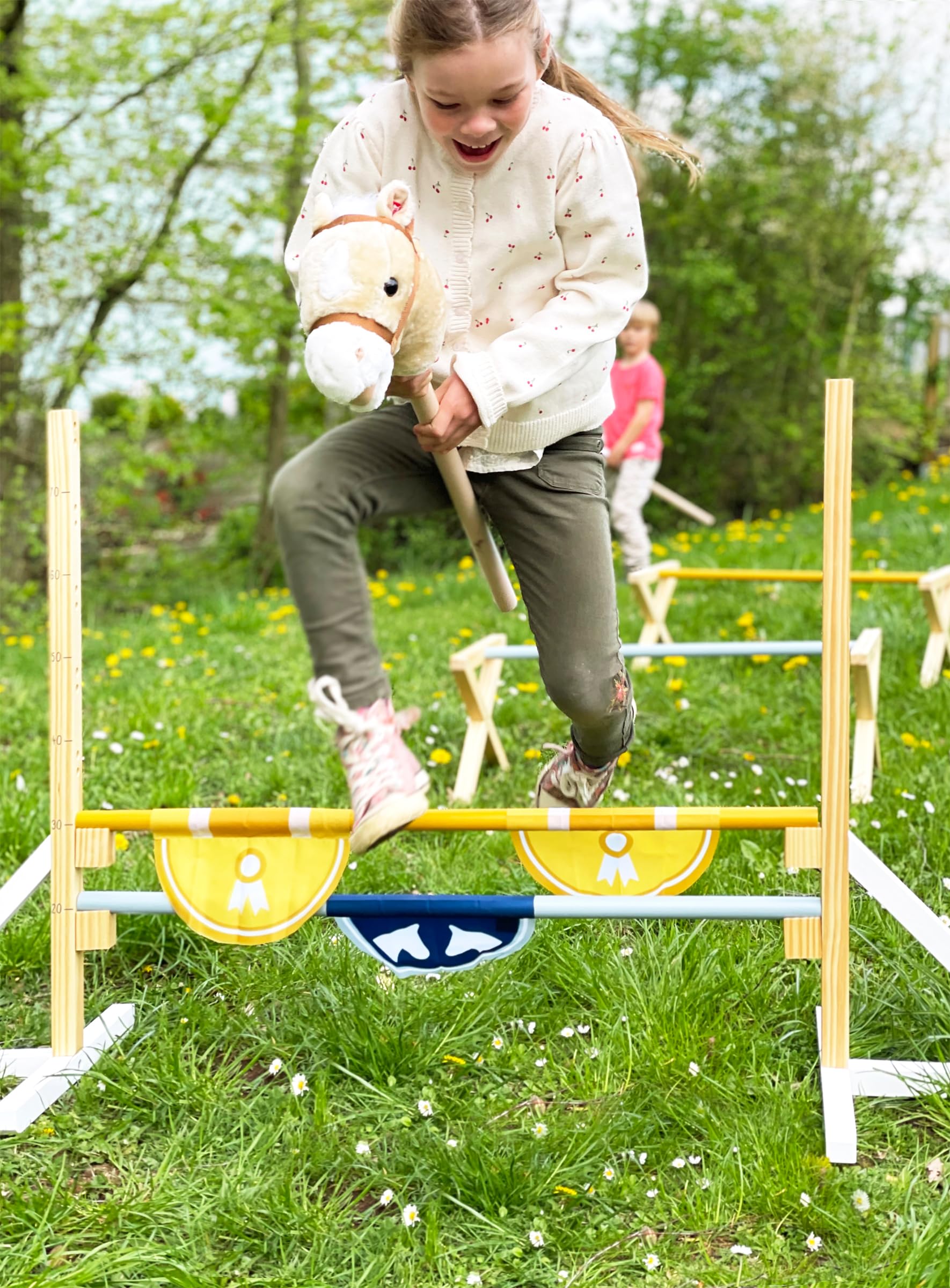 Small Foot Obstáculos para niños, Juguete de Movimiento al Aire Libre para Jugar al Caballito 12398
