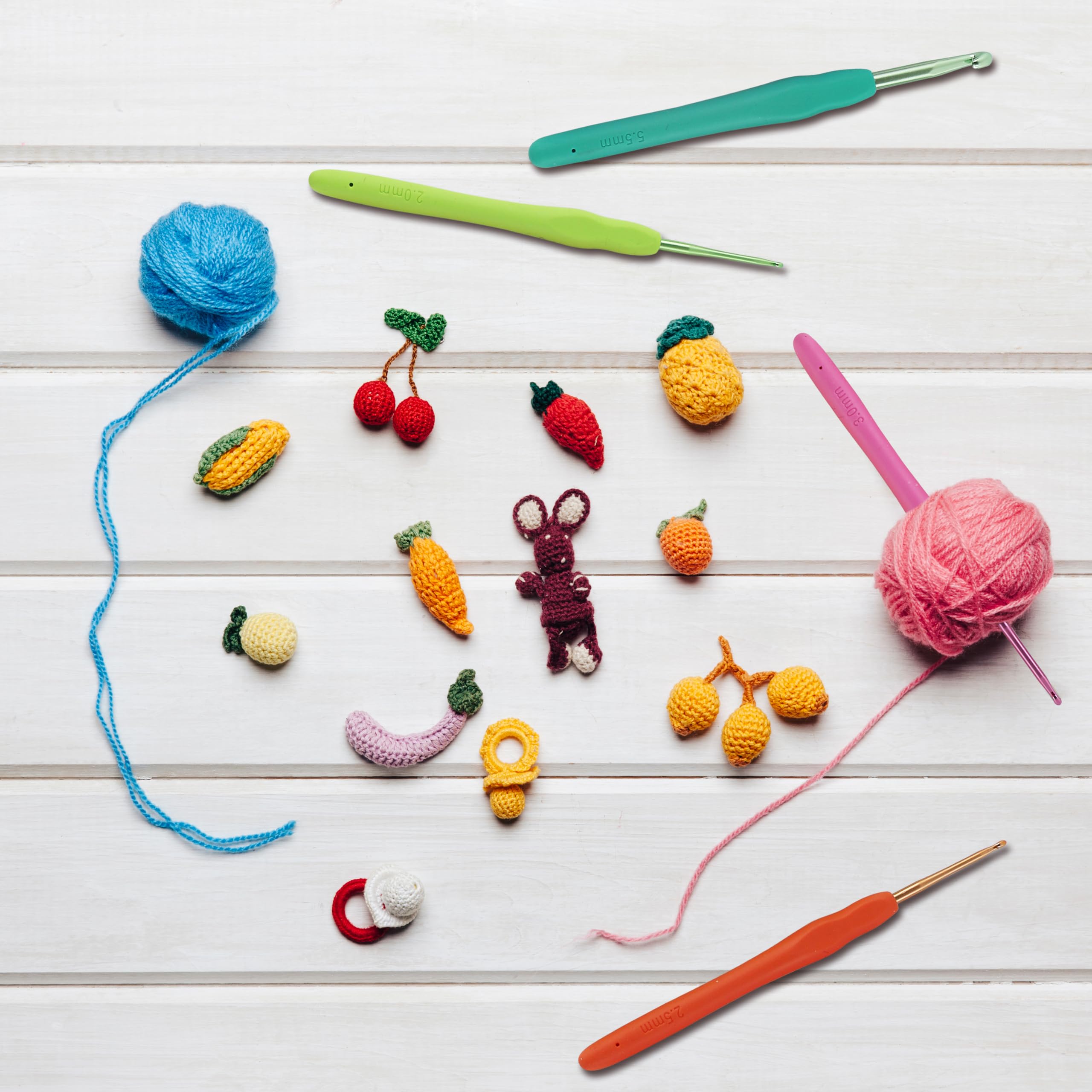 SusggO 96 sztuk Zestaw Szydełkowy Dla Początkujących Pełny Szydełko Amigurumi Zestaw Startowy Szydełka Akcesoria Kłęby 25gr60% Bawełna 40% Akryl Torba do przenoszenia, Instrukcja Case Nauka Szydełka