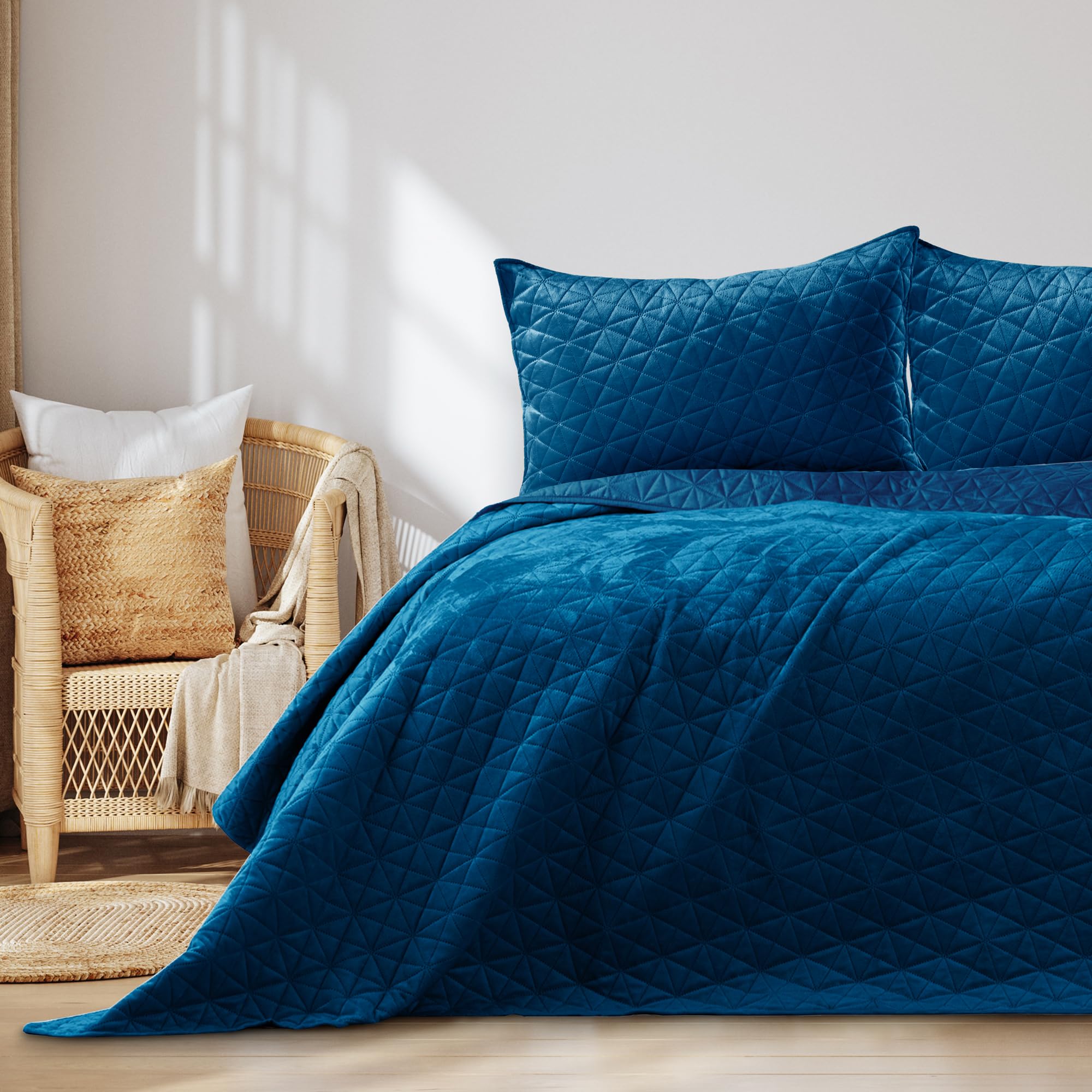 RESTILO Tagesdecke 240x260 cm blau Steppung Velvet Samt Laila Küche, Haushalt & Wohnen