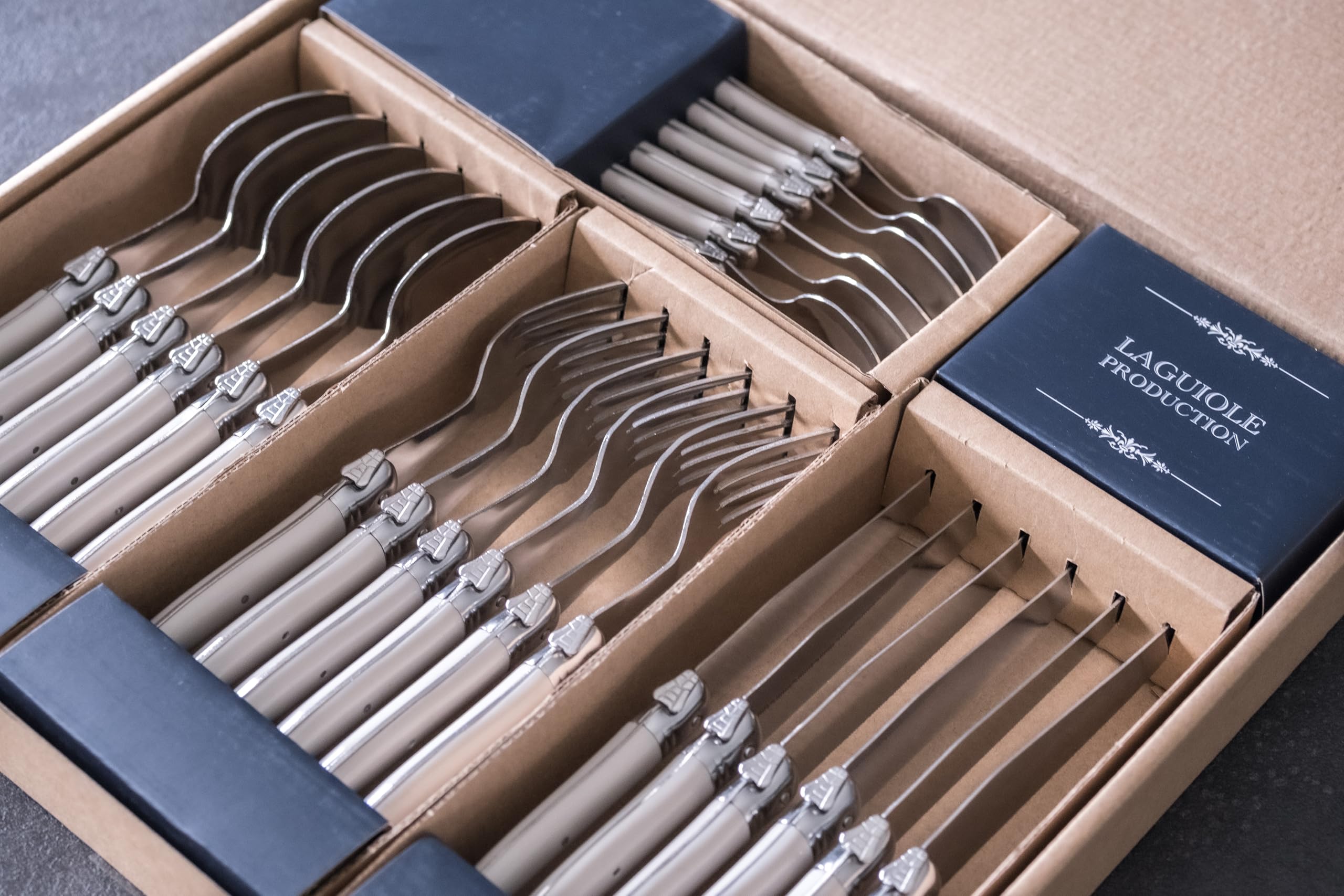 Laguiole Production - Ménagère 24 pièces - Set de Couverts de Table Acier INOX et ABS pour 6 Personnes - Solidité Extrême - Compatible Lave-Vaisselle - Manche Ergonomique - Blanc