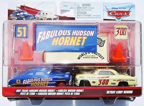 Disney Cars Paquete de 2 favoritos de los fanáticos 2022 con banderas y letreros del equipo de carrera (Dirt Track Fabulous Hudson Hornet y Heyday
