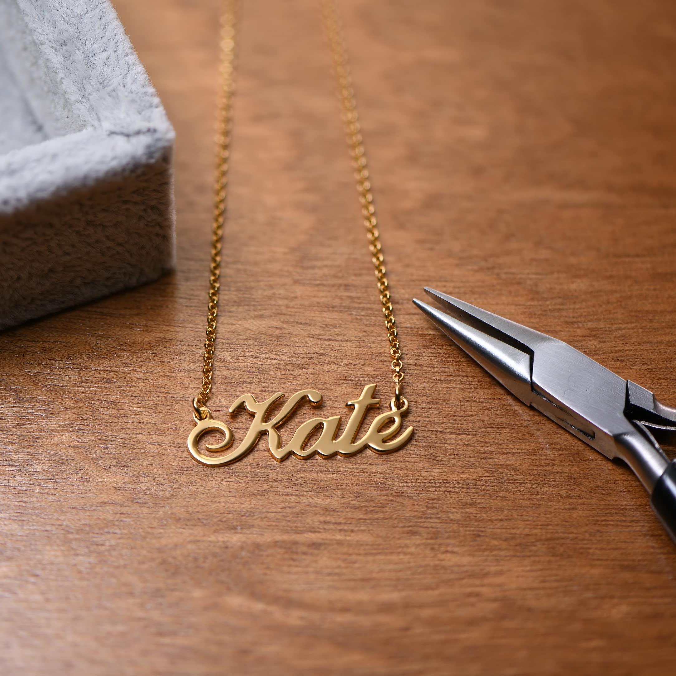 MyNameNecklace MYKA Personalisierte Kleine Klassik Druckschrift Namenskette aus Sterling Silber 925 - Vergoldet - Anpassbar Typenschild Name Schmuck Geschenk fŸr Damen - Mutter - Freundin
