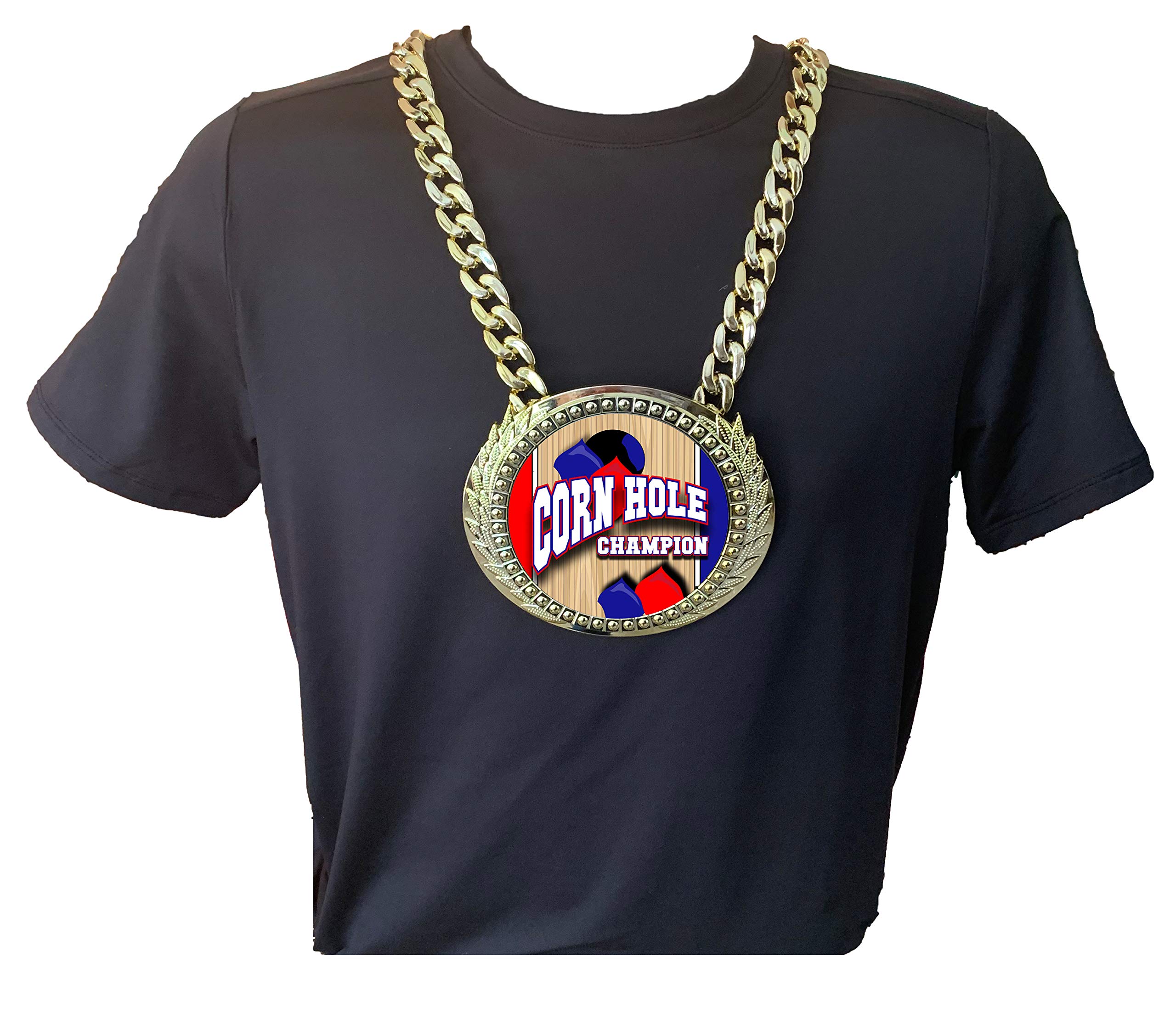 Express Medals Cornhole Bag Toss Championship Champ Chain Trophy Award mit einem Zentrum Plakette misst 15,2 x 13,3 cm und enthält eine 86,4 cm lange Kette mit schwarzem Samtbeutel.