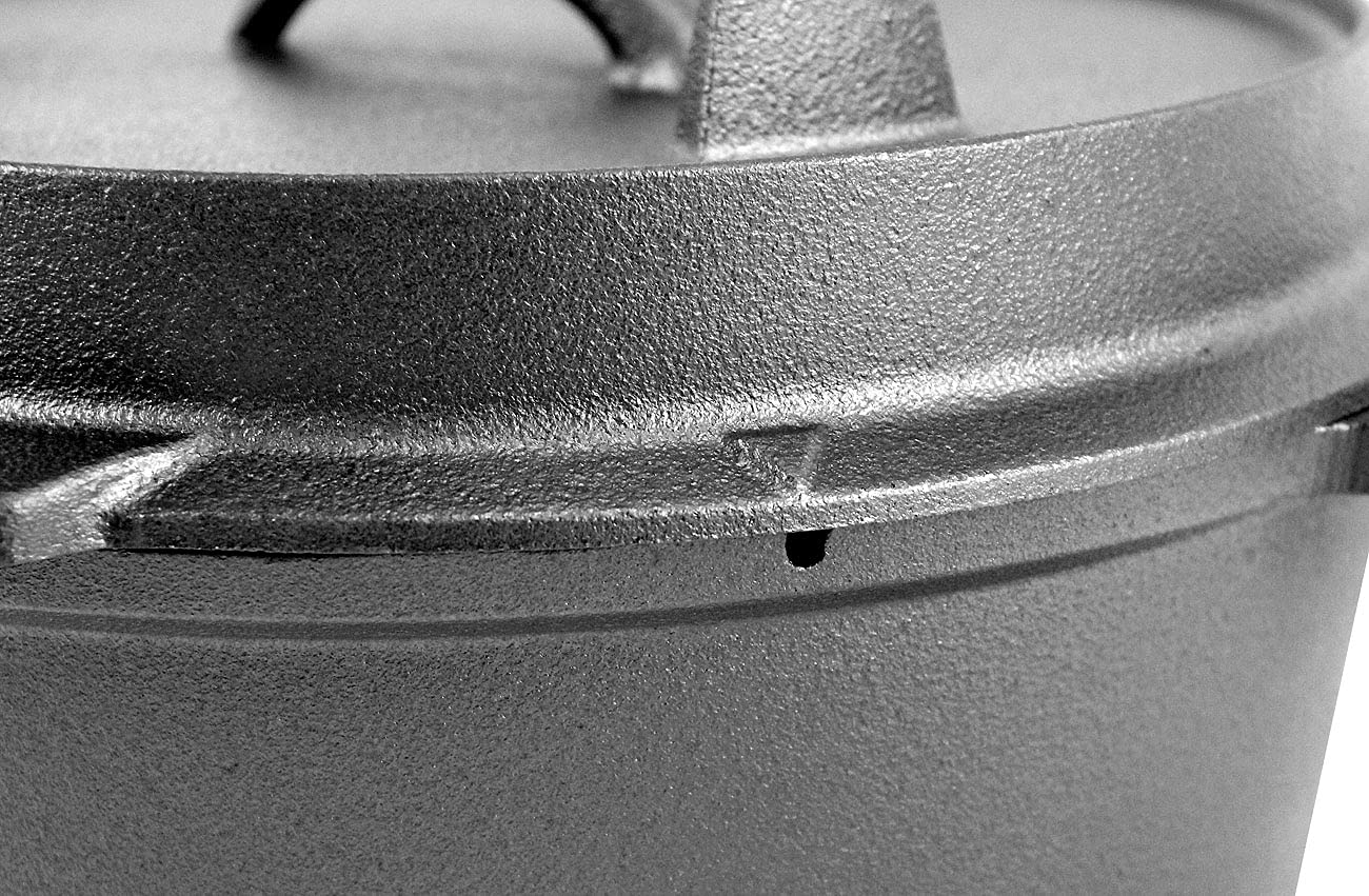 Rosenstein & Söhne Feuertopf: Dutch Oven aus Gusseisen mit Standfüßen, 2in1-Deckel & -Pfanne, 6 l (Gusseisen Kochtöpfe, Dutch Oven mit Füßen, Wok)