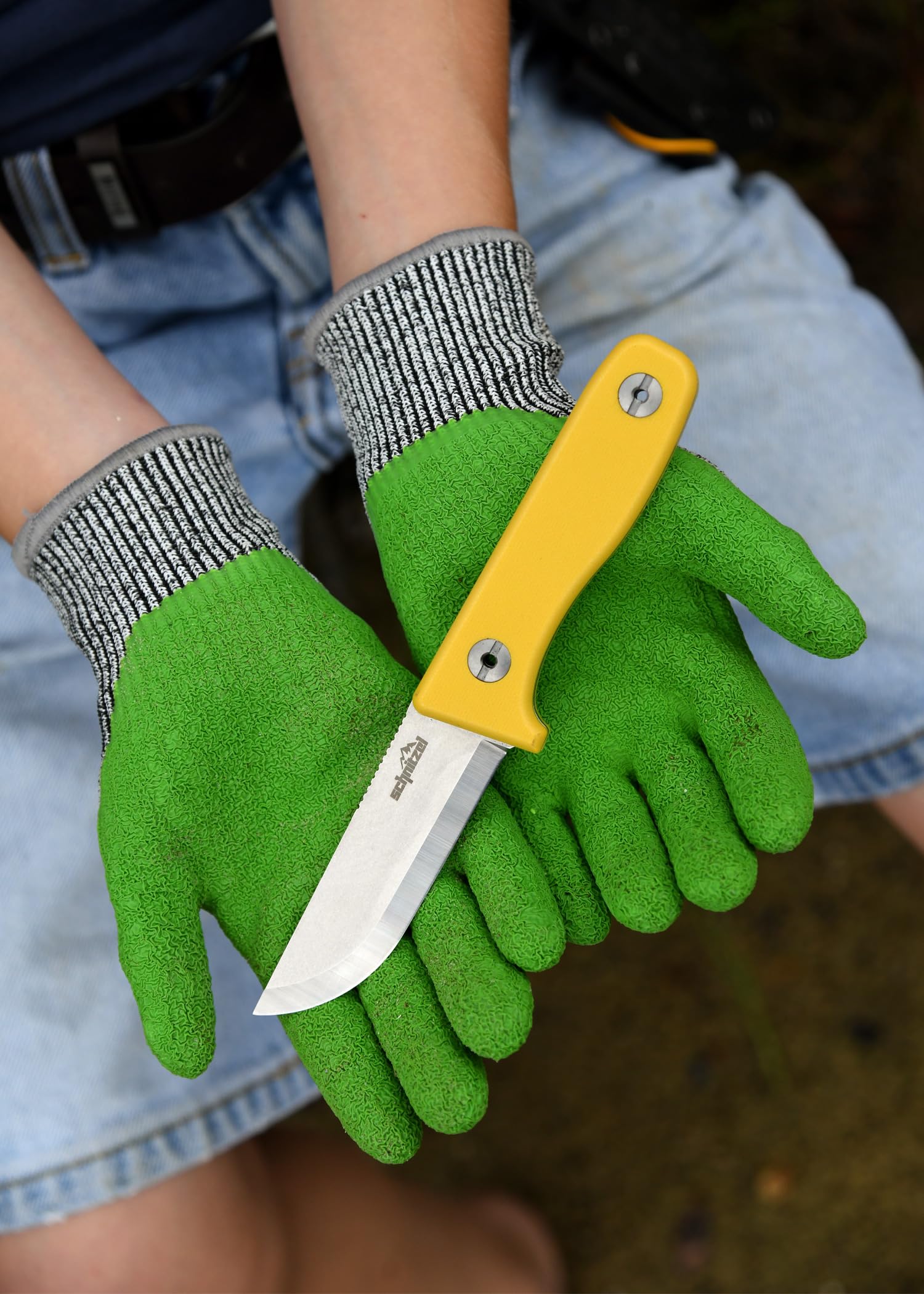 SCHNITZEL DU Outdoormesser für Kinder und Jugendliche ab 10 Jahren, Gelb | 8,5 cm Klinge aus rostfreiem 14C28N-Stahl, Kydex Scheide, Feuerstahl, Kindermesser, Schnitzmesser, Fahrtenmesser
