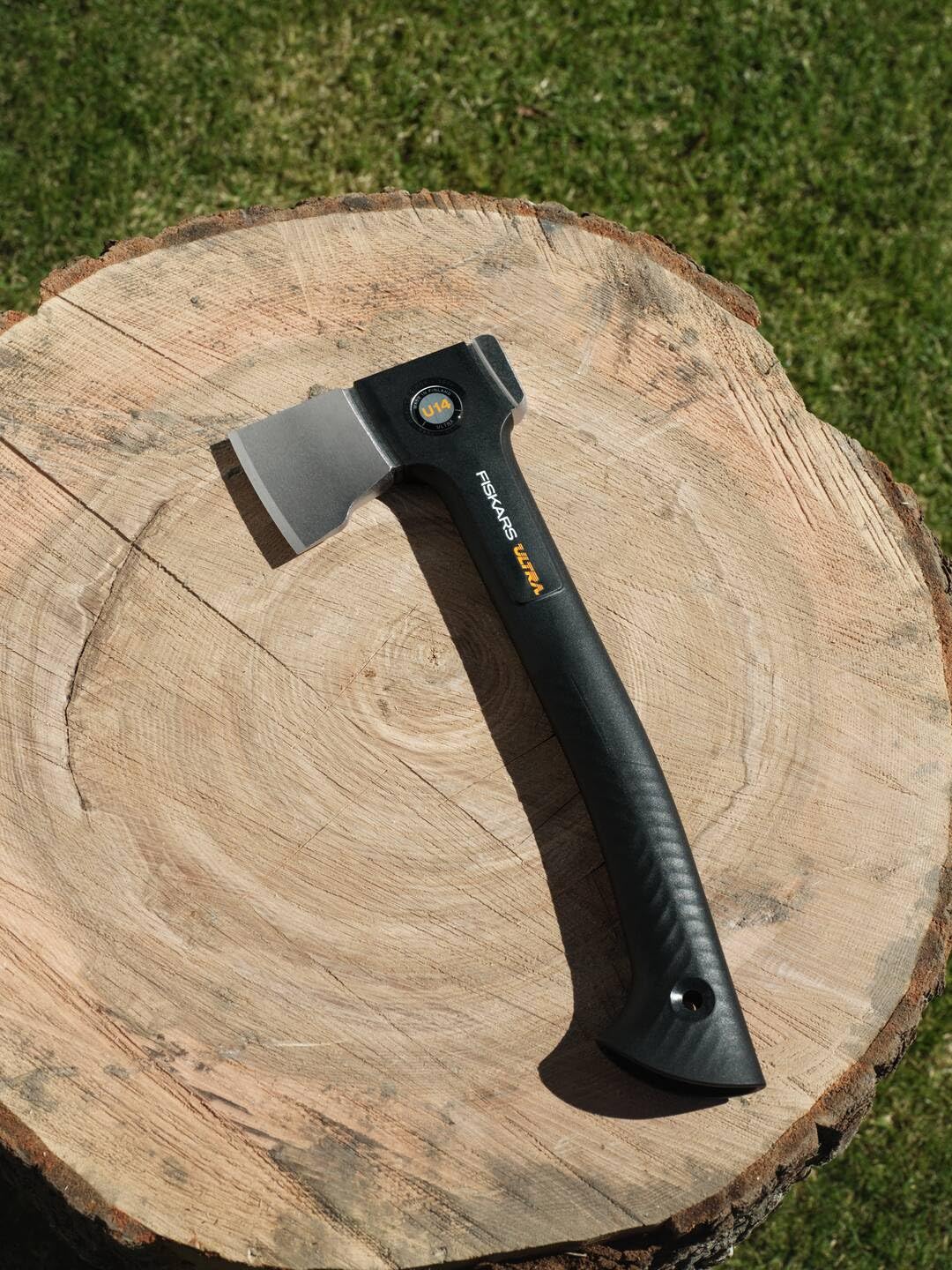 Fiskars Ultra Universalaxt U14, Kompakte Allzweck-Axt für Garten und Outdoor, ToughCoat-Beschichtung, Optimierte Balance, Karbonstahl-Klinge/FiberComp-Stiel, 35,5 cm, Schwarz, 1086010
