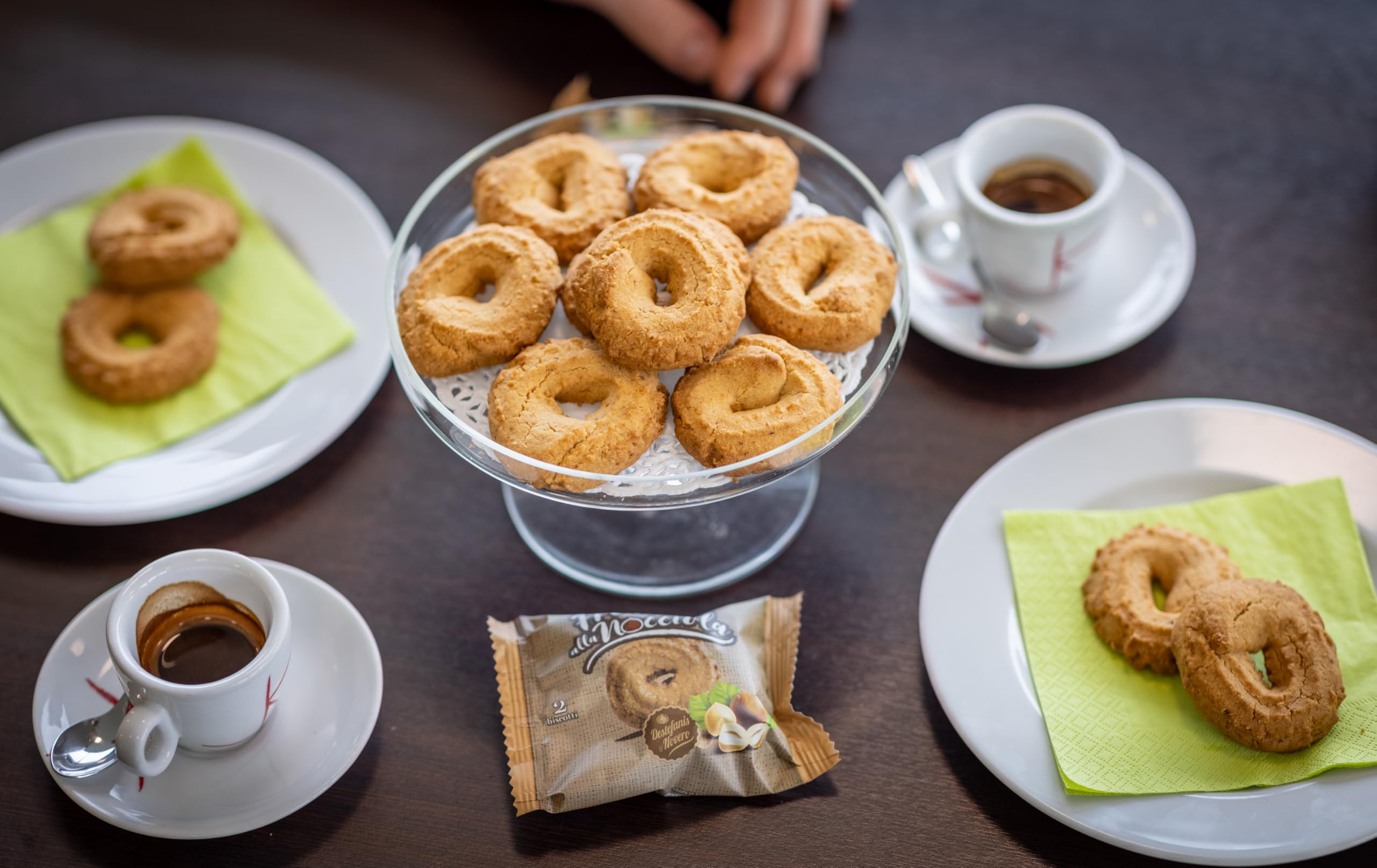 Destefanis & Novero | Handgemachtes piemontesisches Mürbegebäck-kekse, mit gerösteten Haselnüssen, frischen Eiern und Butter, ideal zum Frühstück und Snack. Einzeldosis-Display mit 35 Stück