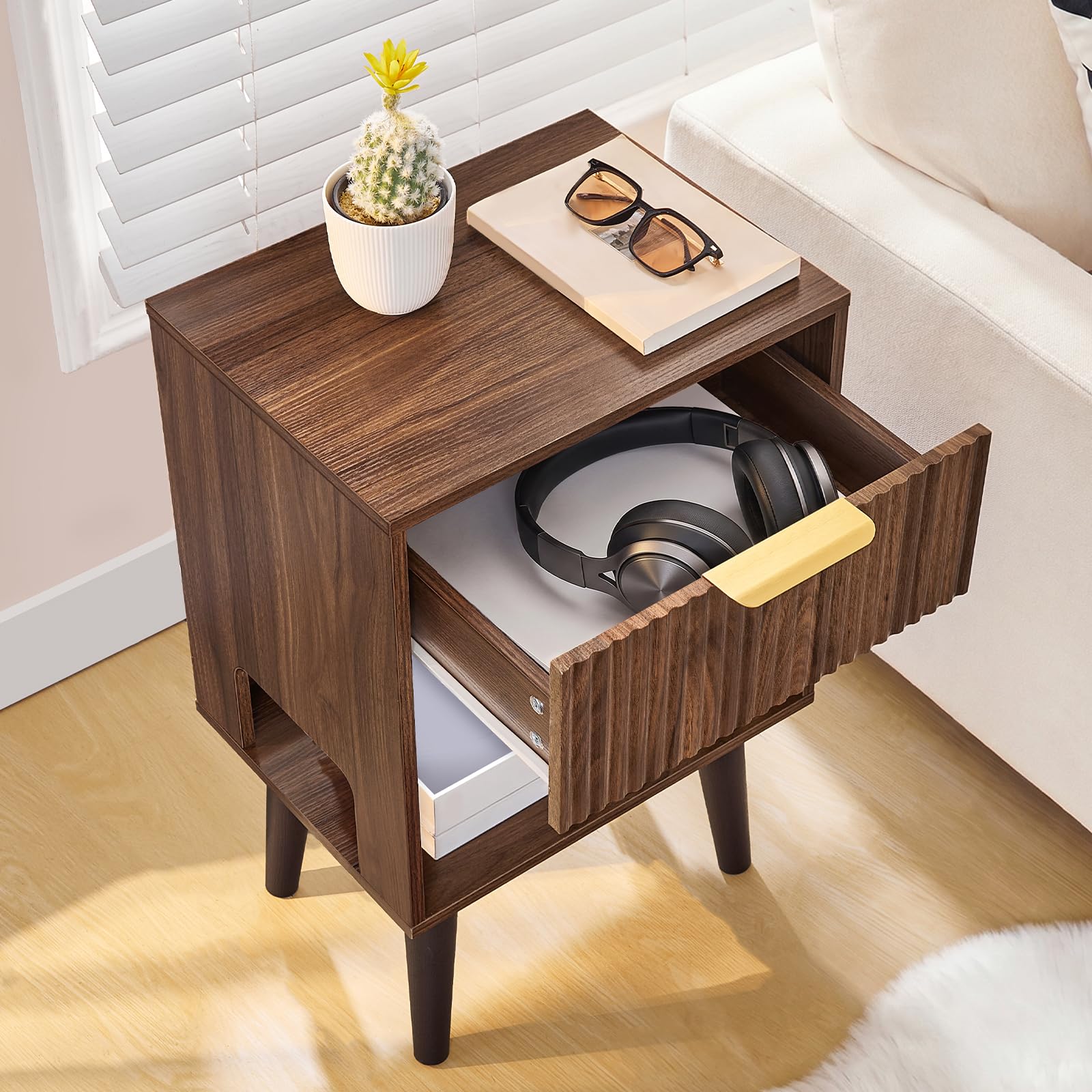 HOOBRO Comodino con Frontale Scanalato, Gambe in Plastica, con Cassetto e Ripiano Aperto, Tavolino per Camera da Letto o Soggiorno, Marrone Noce EWL236BZ01