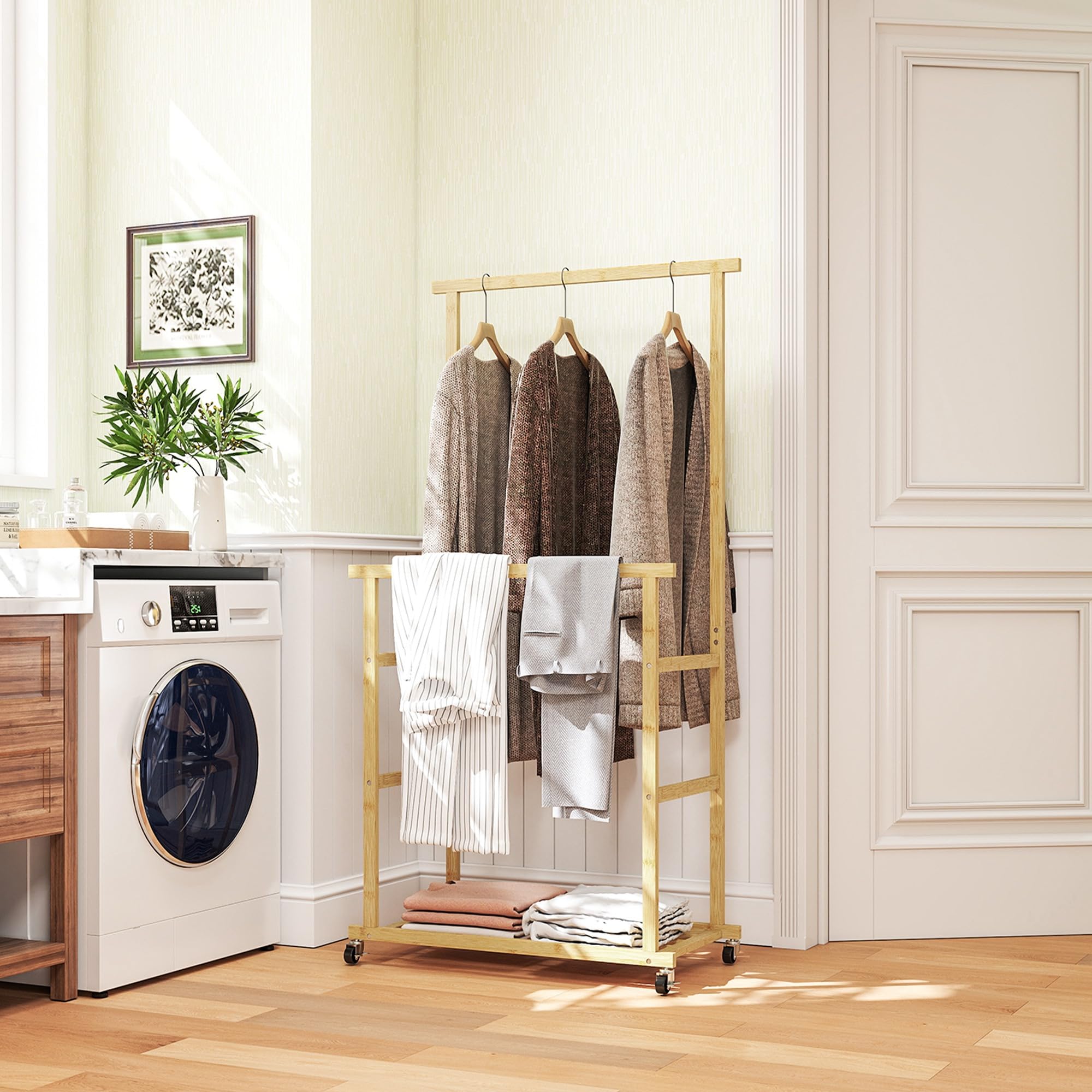 HOMCOM Stand Appendiabiti da Terra con 2 Barre e 4 Ruote Attaccapanni Salvaspazio con Ripiano Inferiore in Bambù per Camera da Letto Soggiorno 80x40x160 cm Legno Naturale