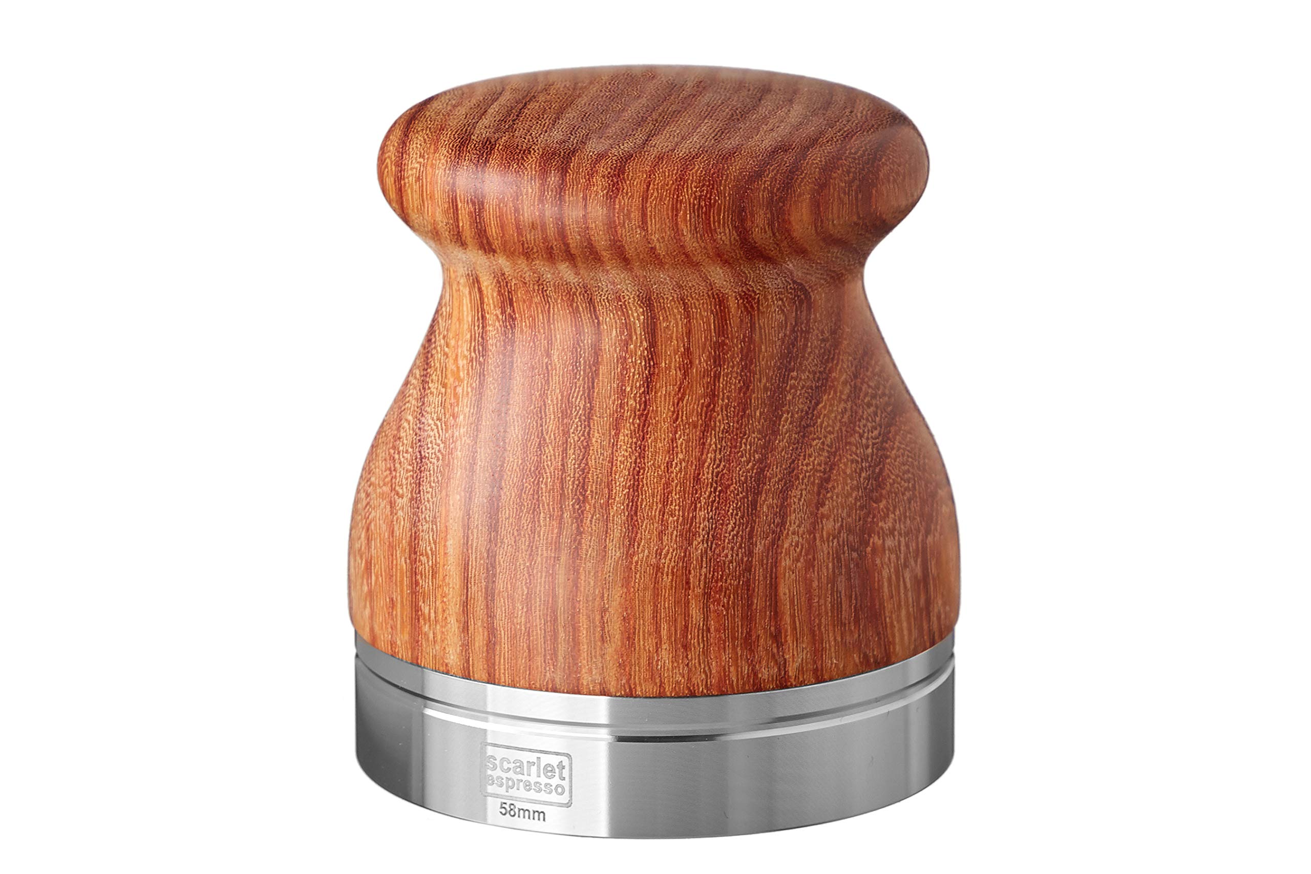 Scarlet espresso | Tamper »Comodo« per barista; con manico ergonomico in legno pregiato a scelta e base di precisione in acciaio inox (58 mm, legno di sandalo – rosso + vassoio per pressa)