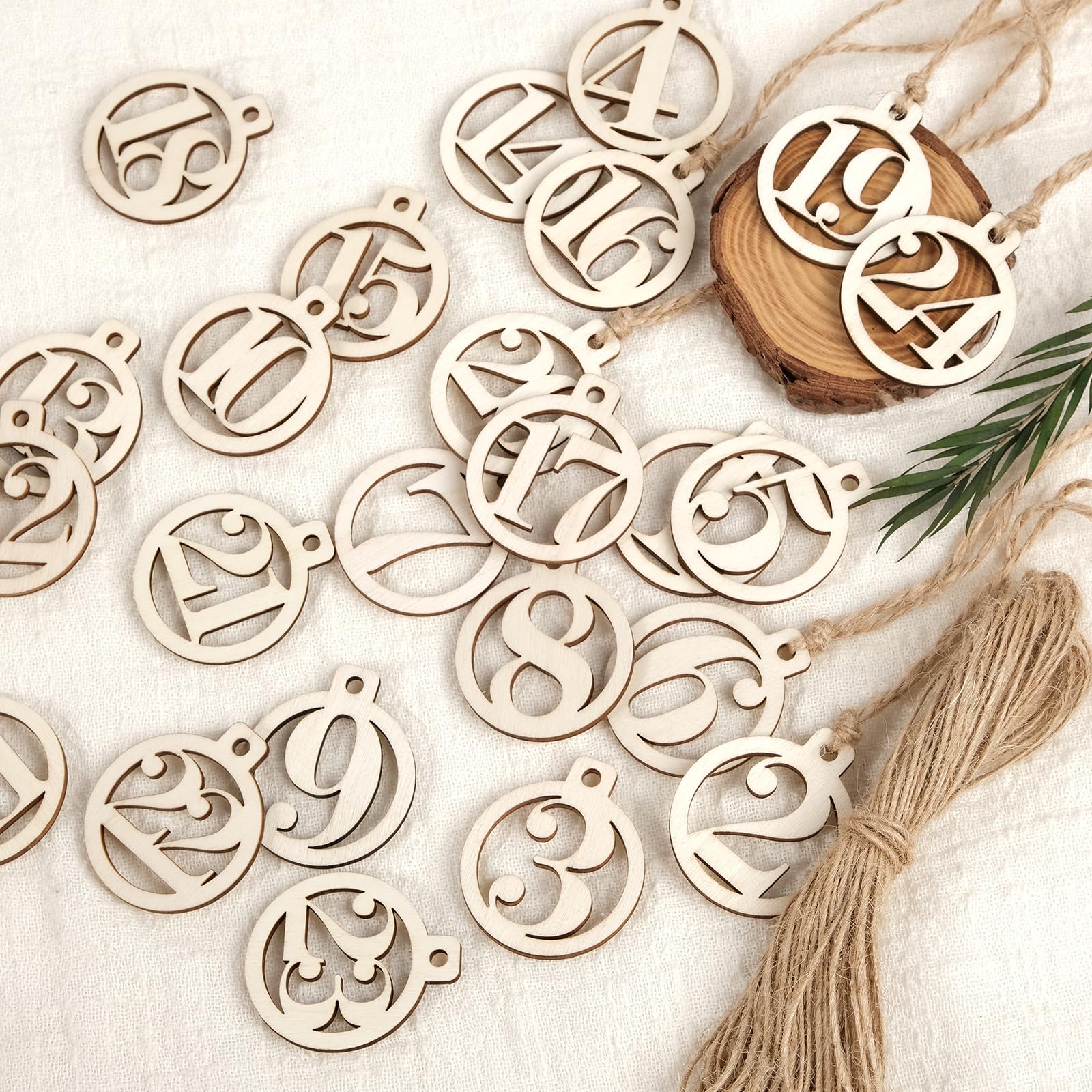 I LOVE MOM Adventskalender Zahlen aus Holz 1–24, runde Holz-Zahlen Anhänger mit Juteschnur – zum Basteln & Nummerieren von Adventskalender Beuteln, DIY Weihnachtsdeko