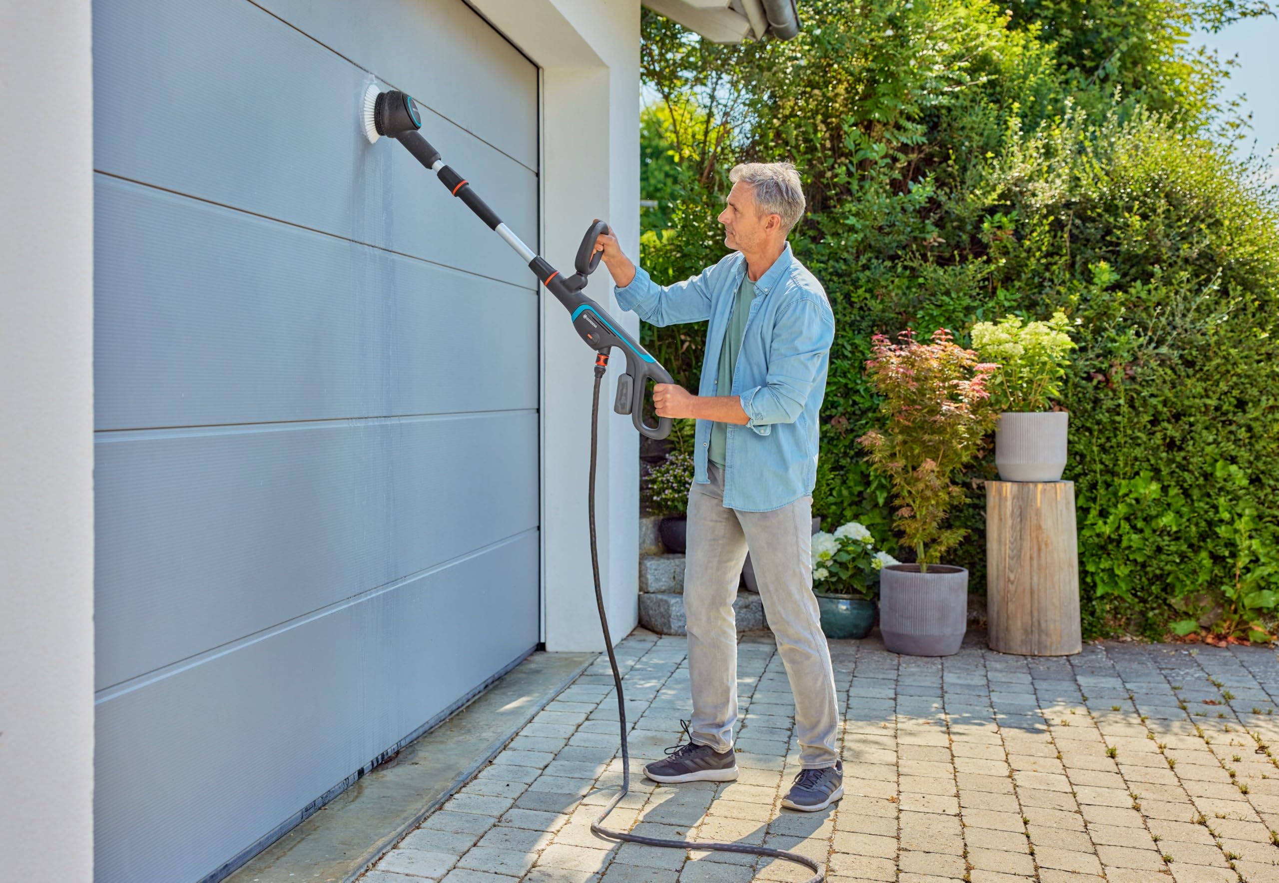 Gardena Multi limpiador AquaBrush Universal a batería 04/18V P4A Set listo para usar: Exterior, Superficie universal, Cepillo de perfilado, Funcionamiento con un solo toque, Sin cable (14842-20)