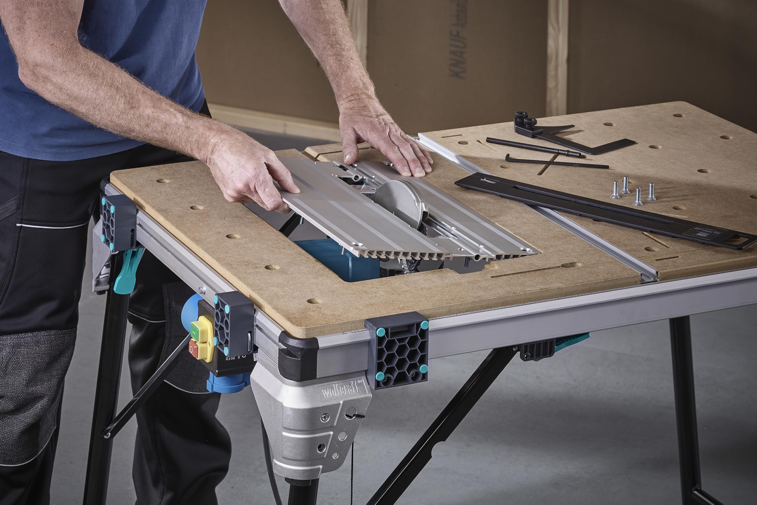 wolfcraft Master Cut 2600 - multifunktionaler mobiler Maschinentisch für Tischkreissäge, Stichsäge, Kapp- und Gehrungssäge, Arbeitsstation, Fräse und geführte Handkreissäge - klappbar - 6918000