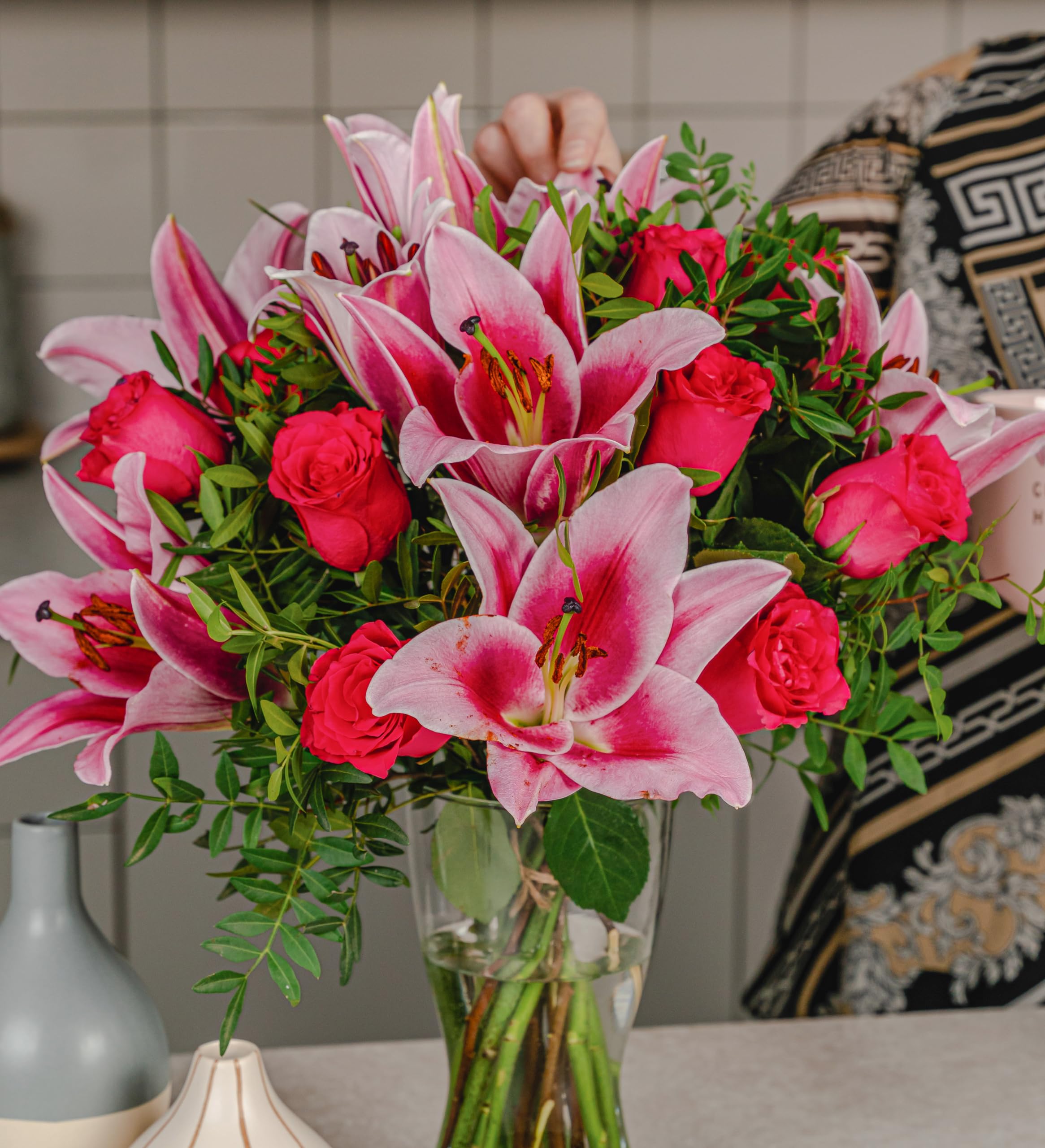 Set Regalo de Rosas y Lirios - Ramo de Flores – Regalo de Flores Frescas para Cumpleaños o Día de la Madre – Arreglo de Lujo con Entrega al Día Siguiente – Sorpresa Elegante para Ella