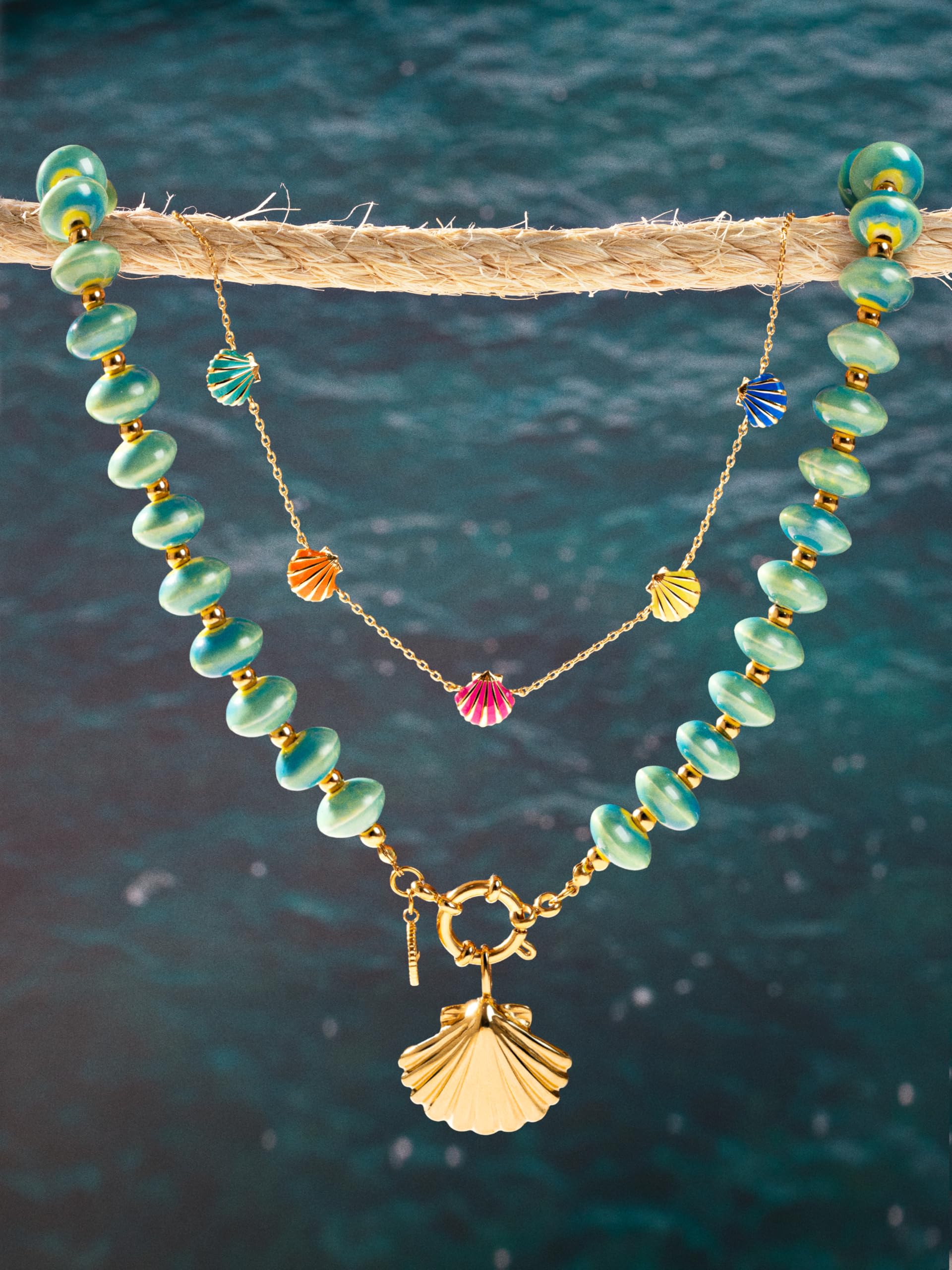 SINGULARU - Naszyjnik Shelly. Stal mit Pozłacany złotem 18K und Ceramika. Schmuck für Damen.
