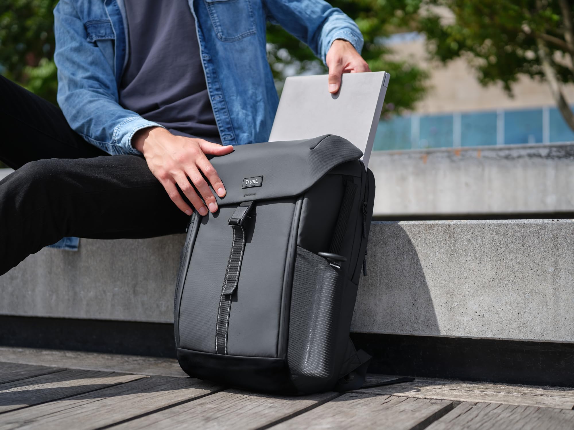 Trust Jersey Mochila Ordenador Portátil 17 Pulgadas 25 Litros, Negro | Resistente al Agua, Backpack de Plástico Reciclado para los Estudios Viajes Trabajo Hombre Mujer