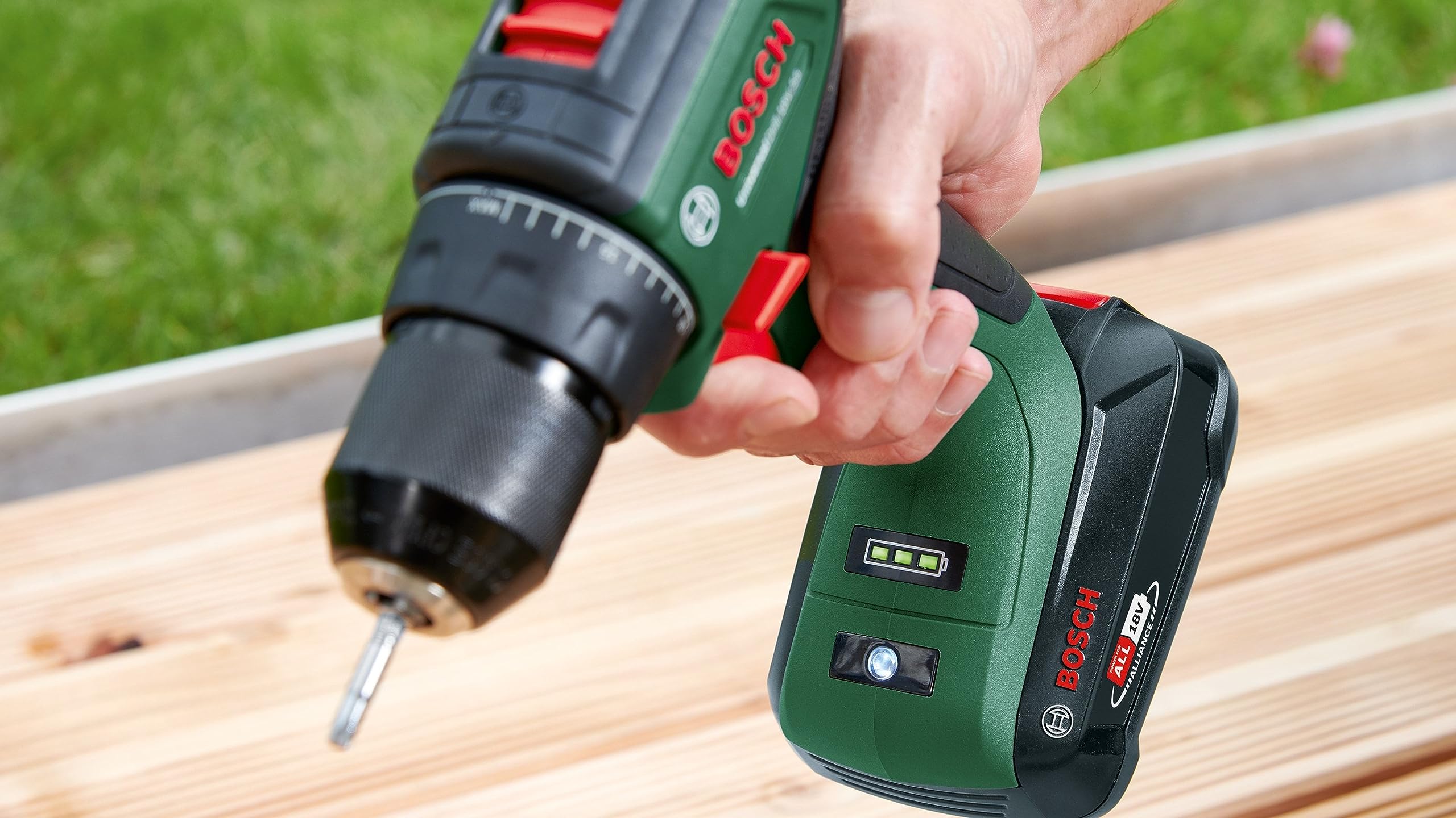 Bosch Perceuse-visseuse sans fil UniversalDrill 18V-60 (sans batterie, système 18 Volt, dans un emballage en carton)