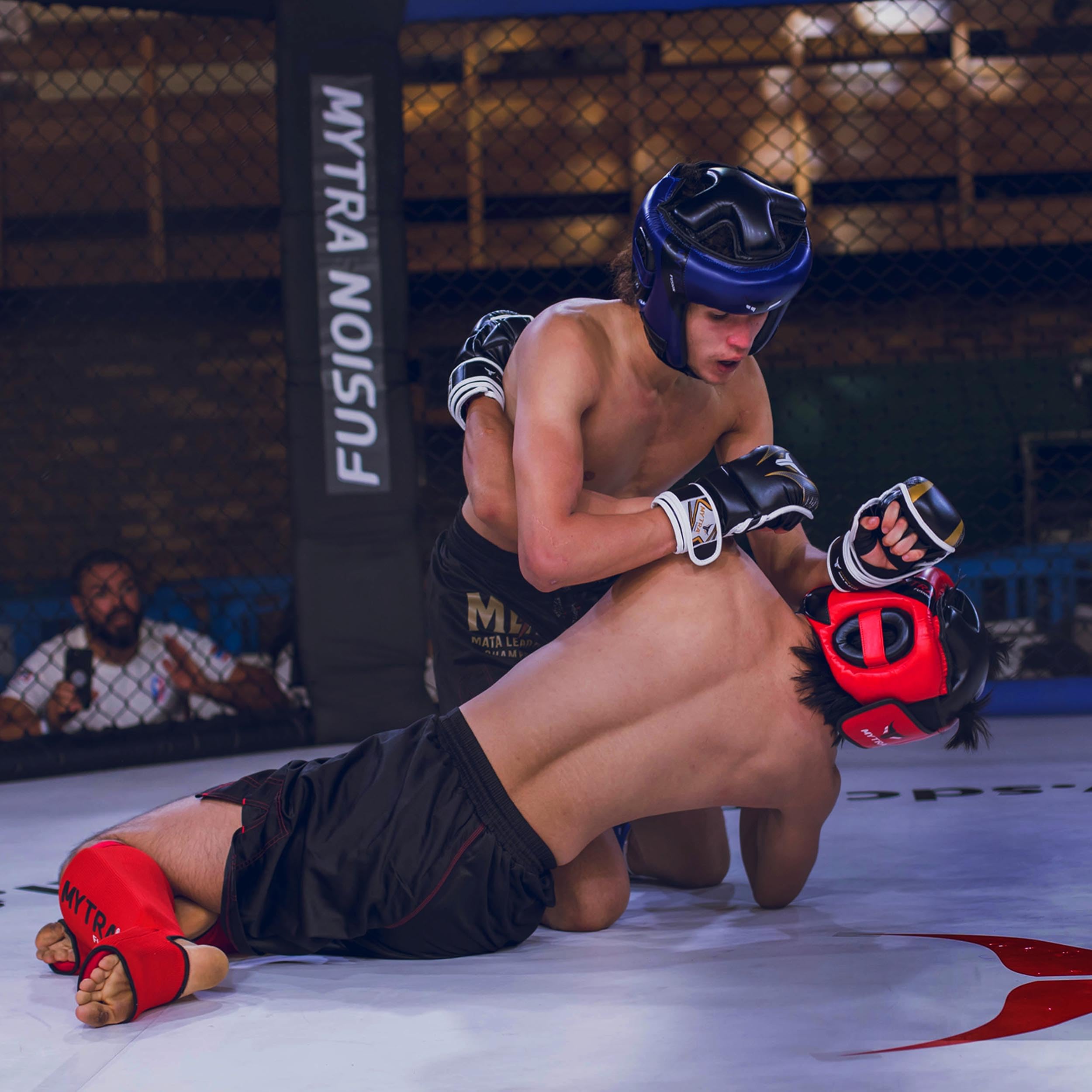 Mytra Fusion Casque Boxe - Casque MMA avec Sangle réglable Kickboxing, Muay Thai, Sparring, Arts Martiaux, Karaté Casque de Boxe