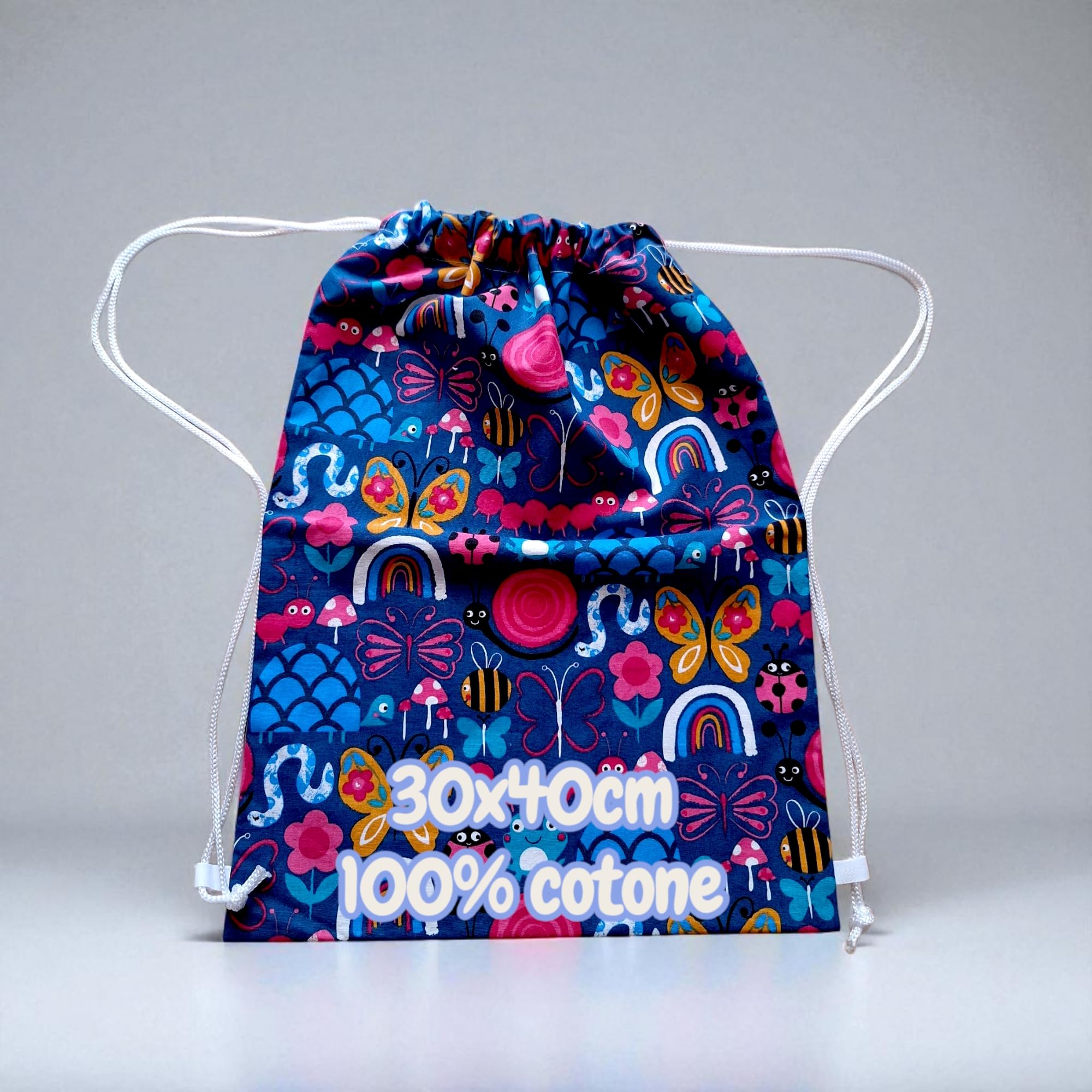 AmiAmarena Set Scuola Materna, Asilo Nido con Nome Ricamato. Sacca a zaino, bavaglino con elastico e asciugamano con asola. 100% cotone Made in Italy (Lollipop, Multicolore)