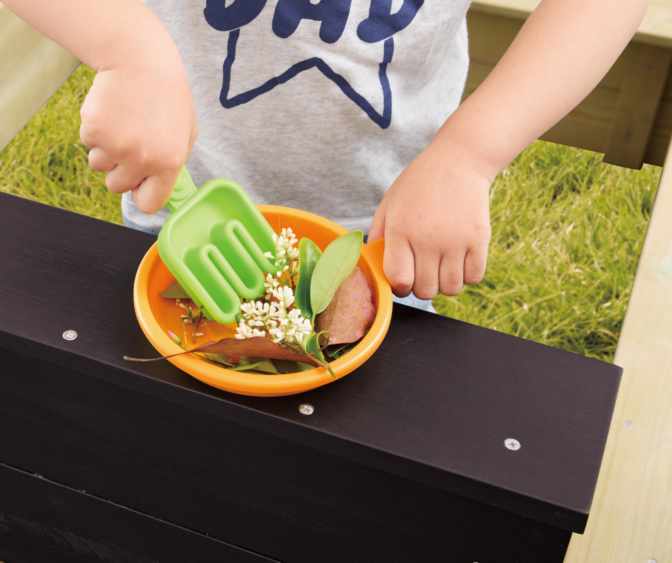 Hape Outdoor Sandkasten mit Dach, Netz & Spielzubehör – All-in-One Sandkasten-Set, Outdoor Spielzeug