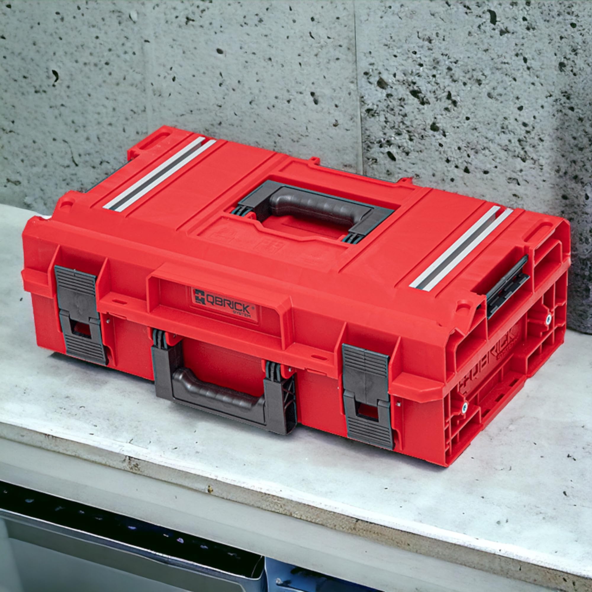 Qbrick System One 200 2.0 Technik Red Ultra HD walizka na narzędzia, skrzynka narzędziowa z tworzywa sztucznego, skrzynka na narzędzia z zamknięciami zaciskowymi, organizer do warsztatu, czerwona,