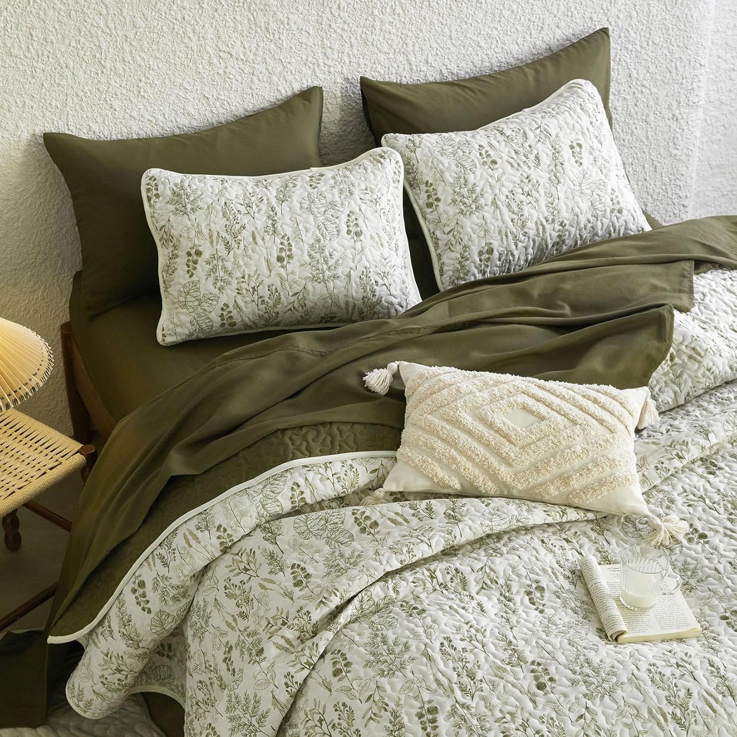 Wake In Cloud - Floral Quilt Set, Botanical Vintage Flower Coquette Cottagecore for Women Teen Girls, Reversible Lightweight Bedspread Coverlet, 3 Pieces, Olive Green, King Size King Olive Green