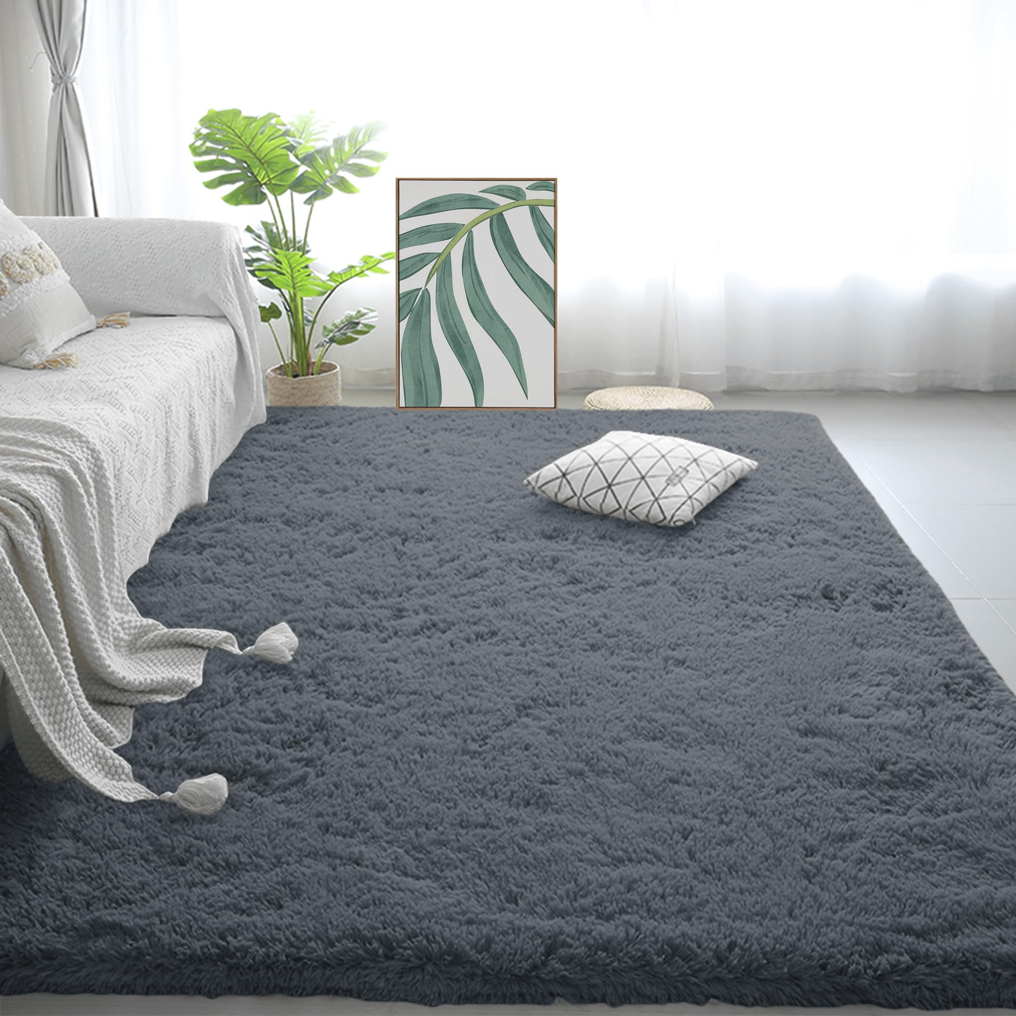 Grand tapis de salon monochrome gris foncé décoration moderne