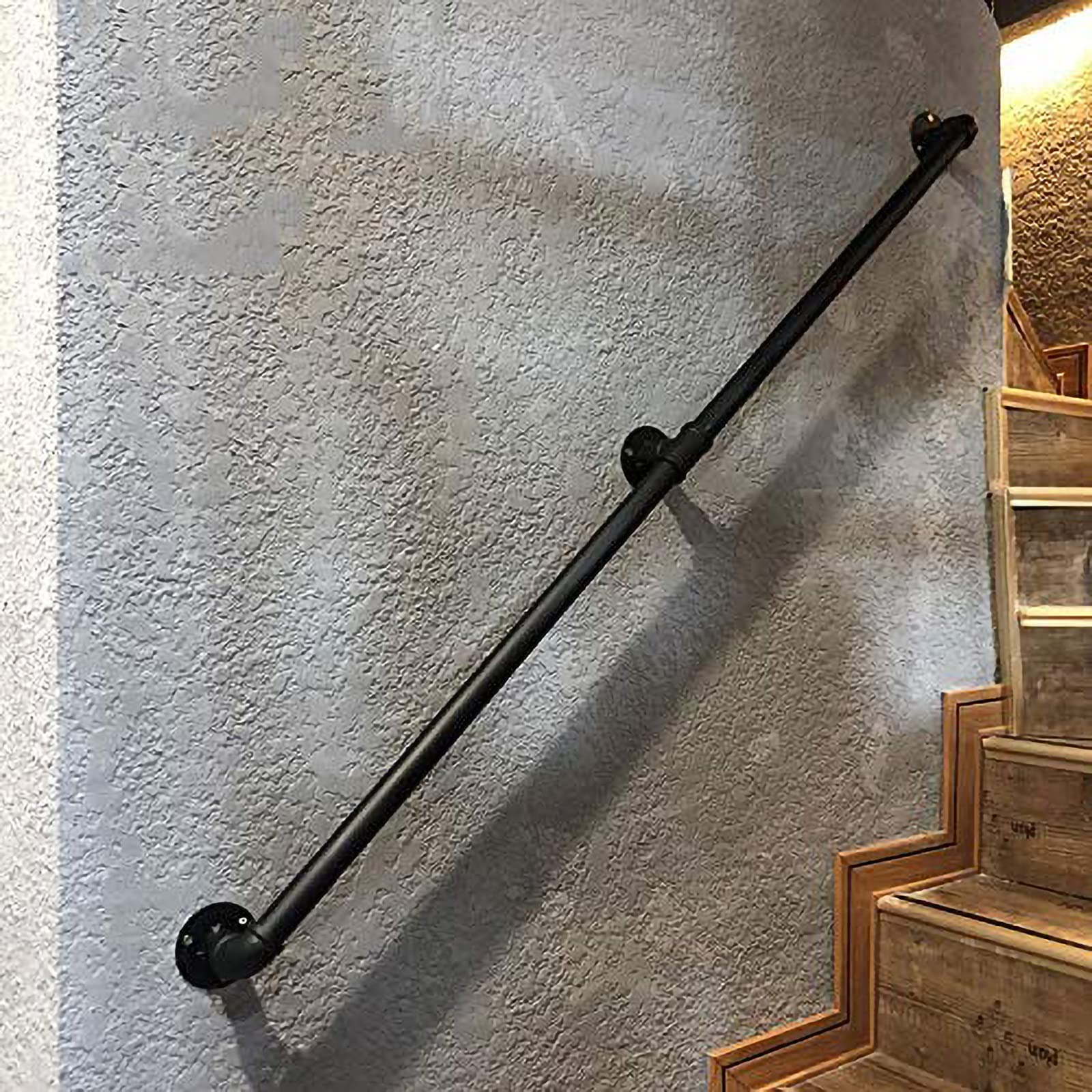 Barre d\'appui murale pour entree de villa et marches de jardin sombres