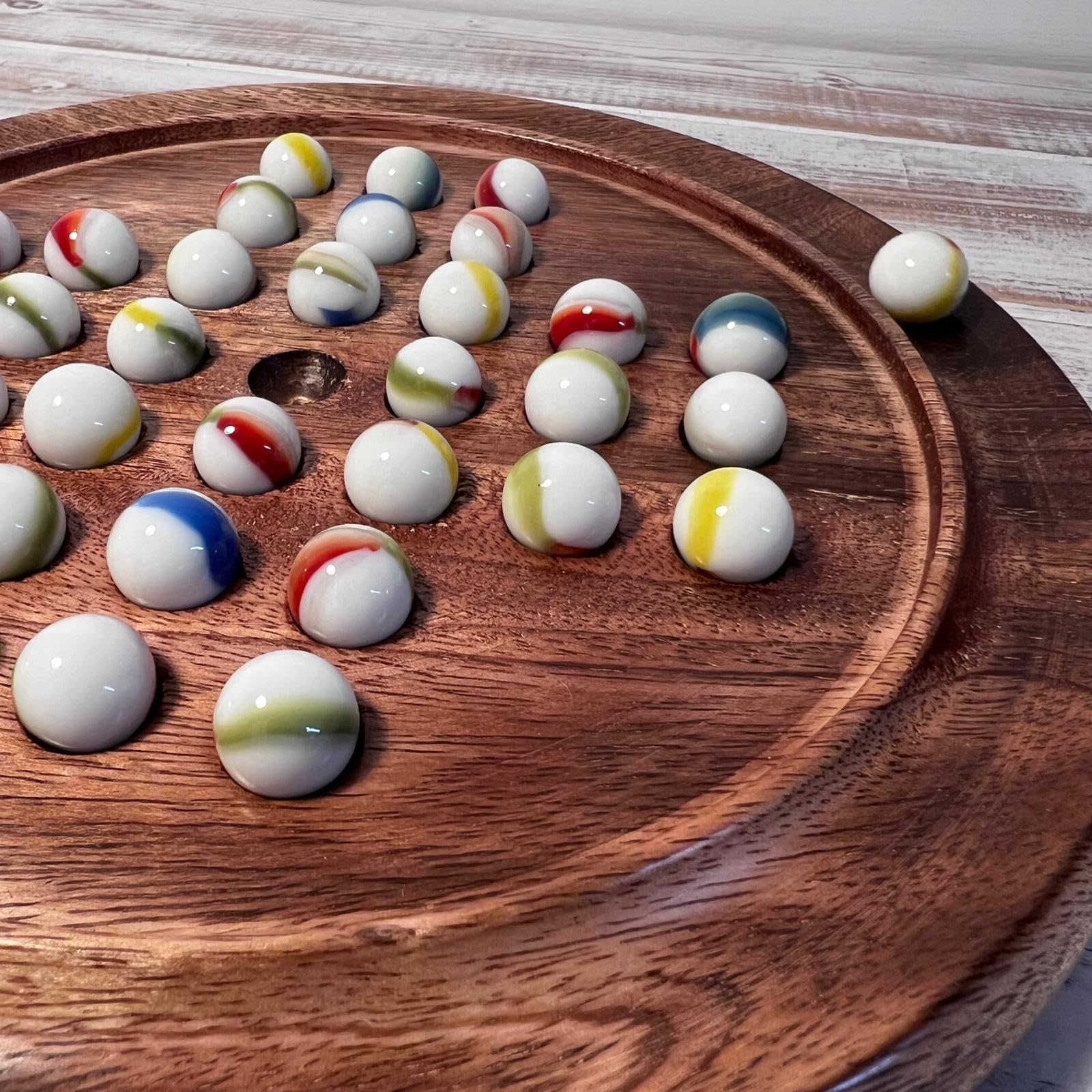 Solitaire Brettspiel aus Holz, 22 cm Durchmesser, mit Old Glory White Swirl Glasmurmeln, klassisches Solitärspiel aus Holz, Strategie-Brettspiel, Familien-Brettspiel, Spiele für einen, Brettspiele