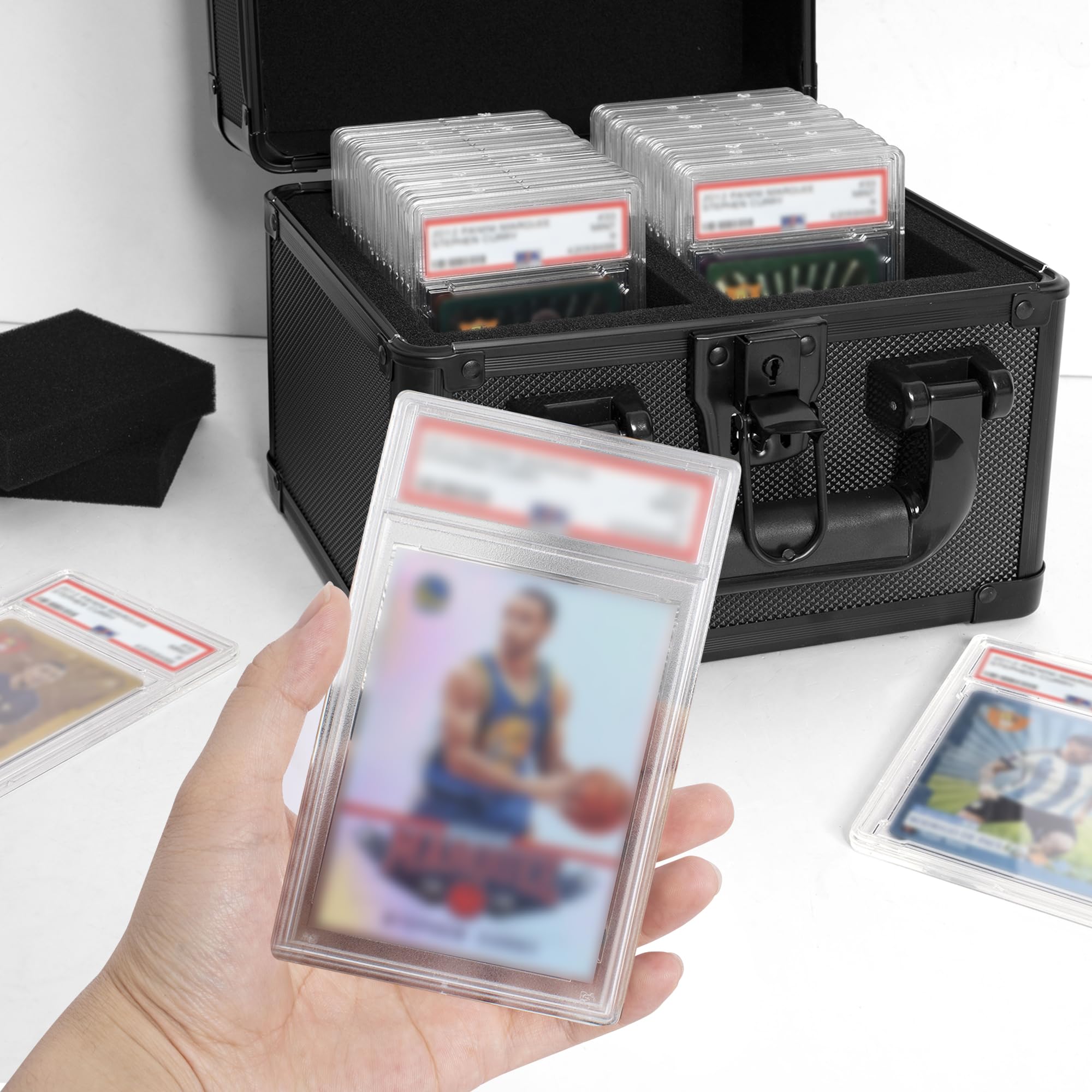 AKOZLIN Abgestufte Karten-Aufbewahrungsbox, 22.9×17×17.8cm | Für 40 PSA, CSG, BGS und Top Loader, Toploaders Aufbewahrungsbox, Herausnehmbare dicke Schaumstoffschlitze, Graded Card Box