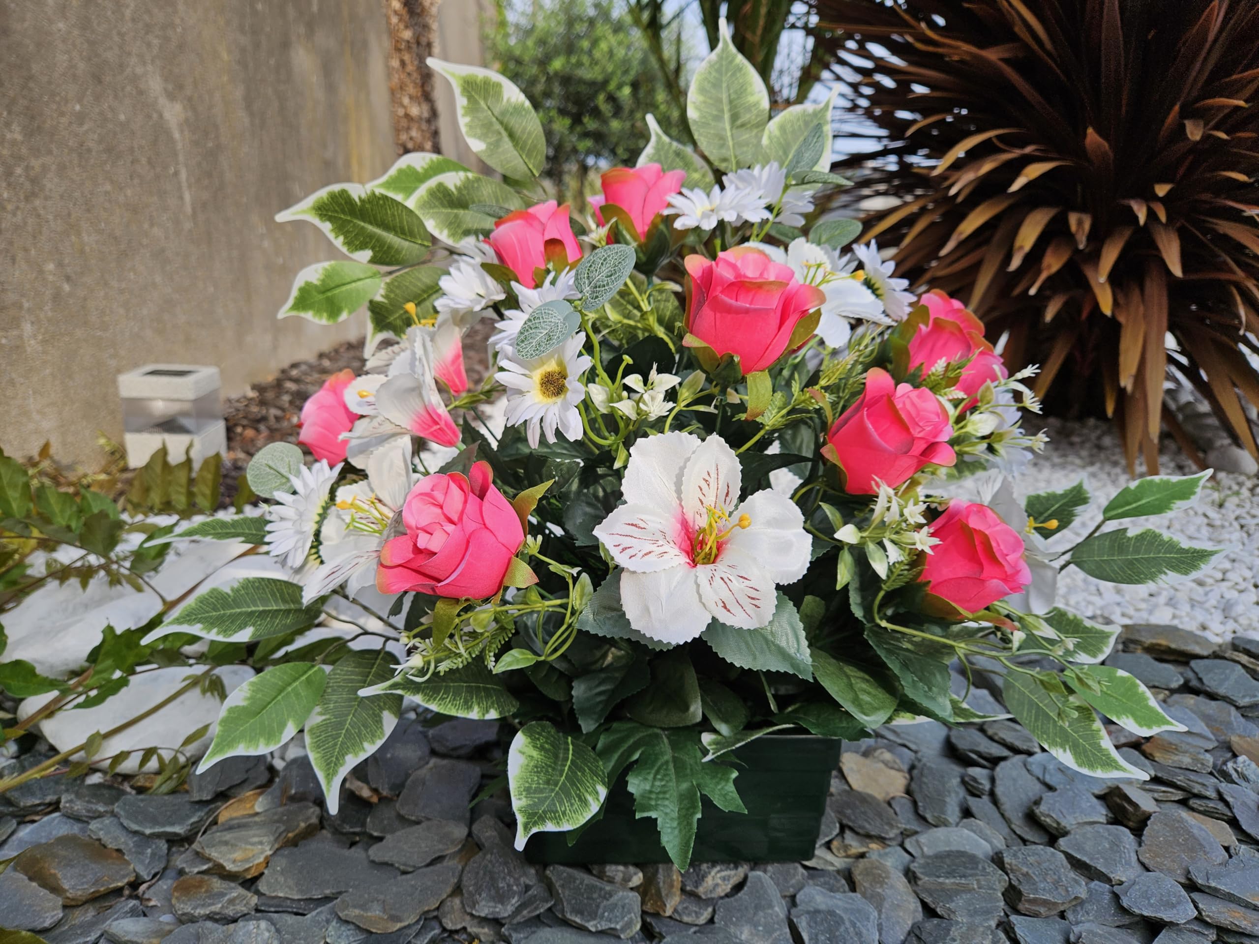 Composition de Fleurs Artificielles, Lesté Ciment pour Une Très Bonne Tenue à L' extérieur. Réalisé par Nos Soins.