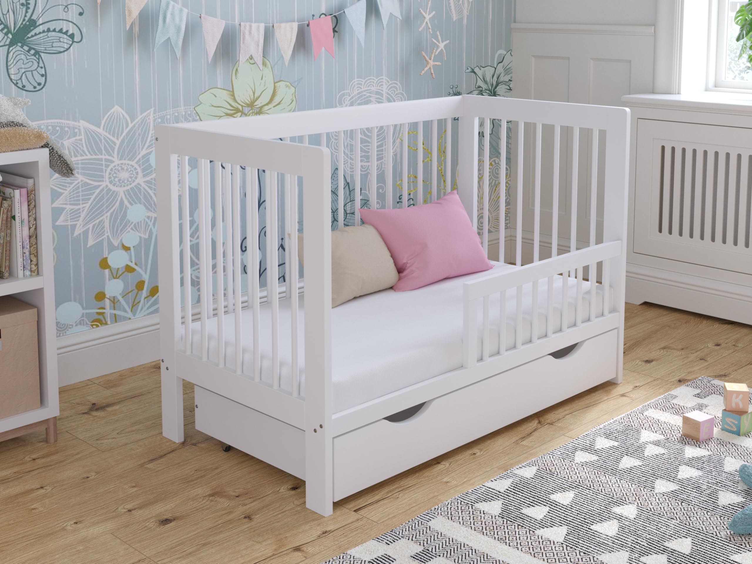 Love For Sleep LUCA Lettino Neonato120x60 cm in Pino Bianco con Barriera di Sicurezza – Culla Trasformabile per Bambino 0-3 Anni