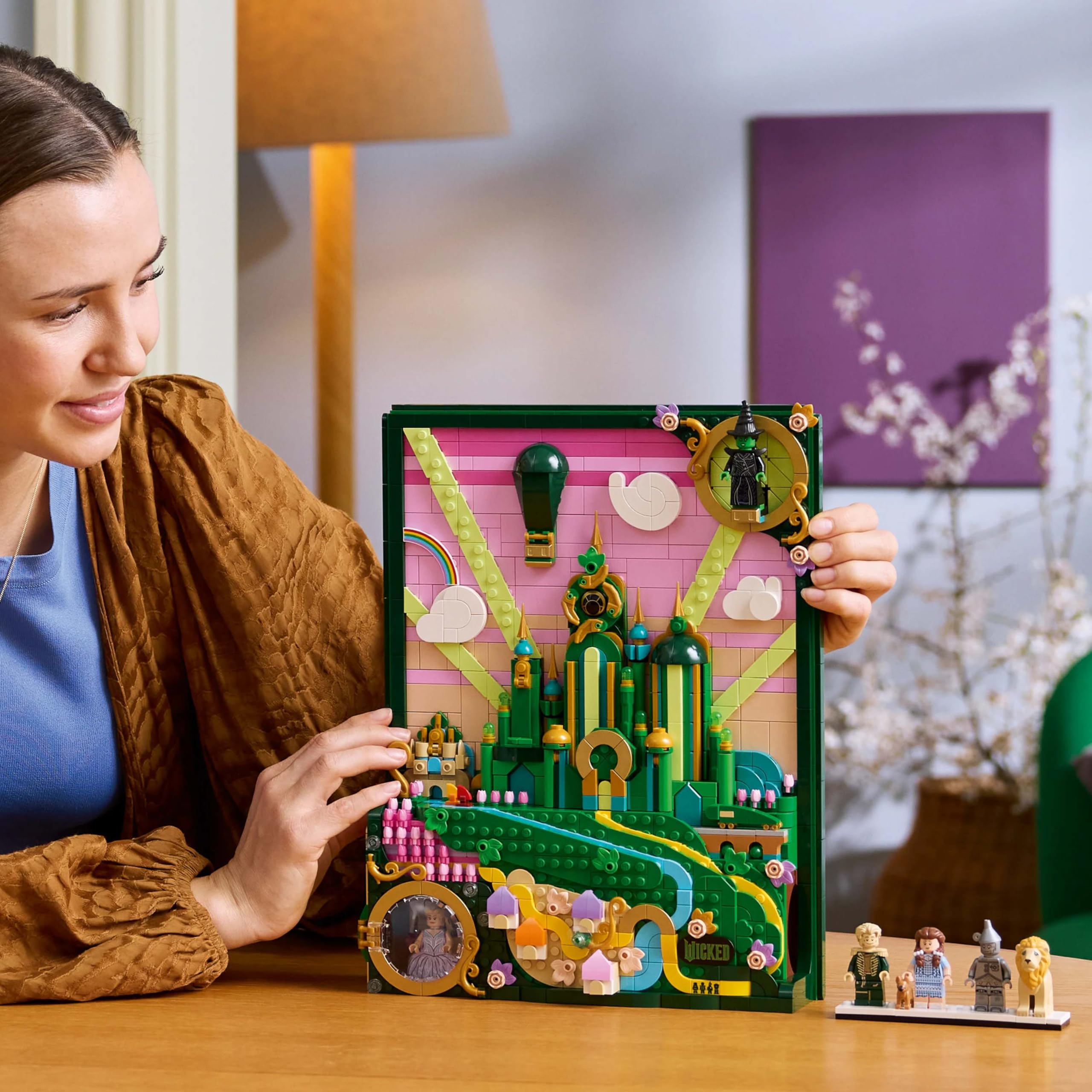LEGO Wicked Obraz Emerald City 75685 | Obraz z klocków, dekoracja ścienna z efektem 3D, prezent Wicked dla fanów filmu, dla kobiet i mężczyzn, 1518 elementów