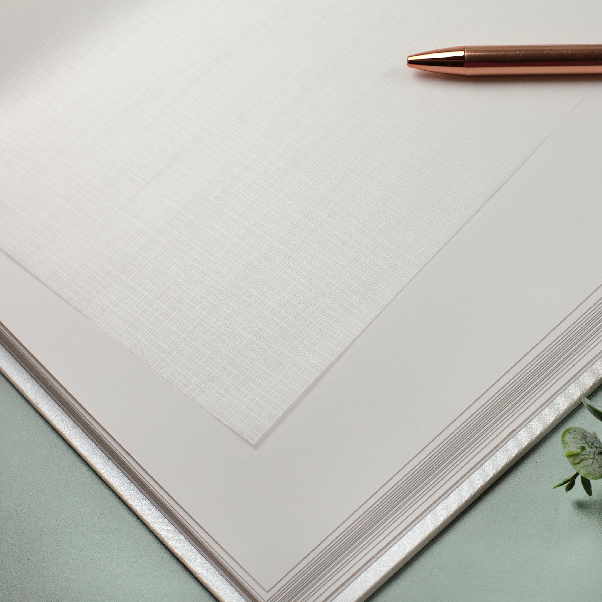 Herz & Heim® Personalisierbares Fotoalbum zur Hochzeit – 60 Seiten Satinpapier mit Pergamin – Hardcover Fotobuch mit Goldprägung – Hochzeitsalbum mit Namen & Datum für Erinnerungen