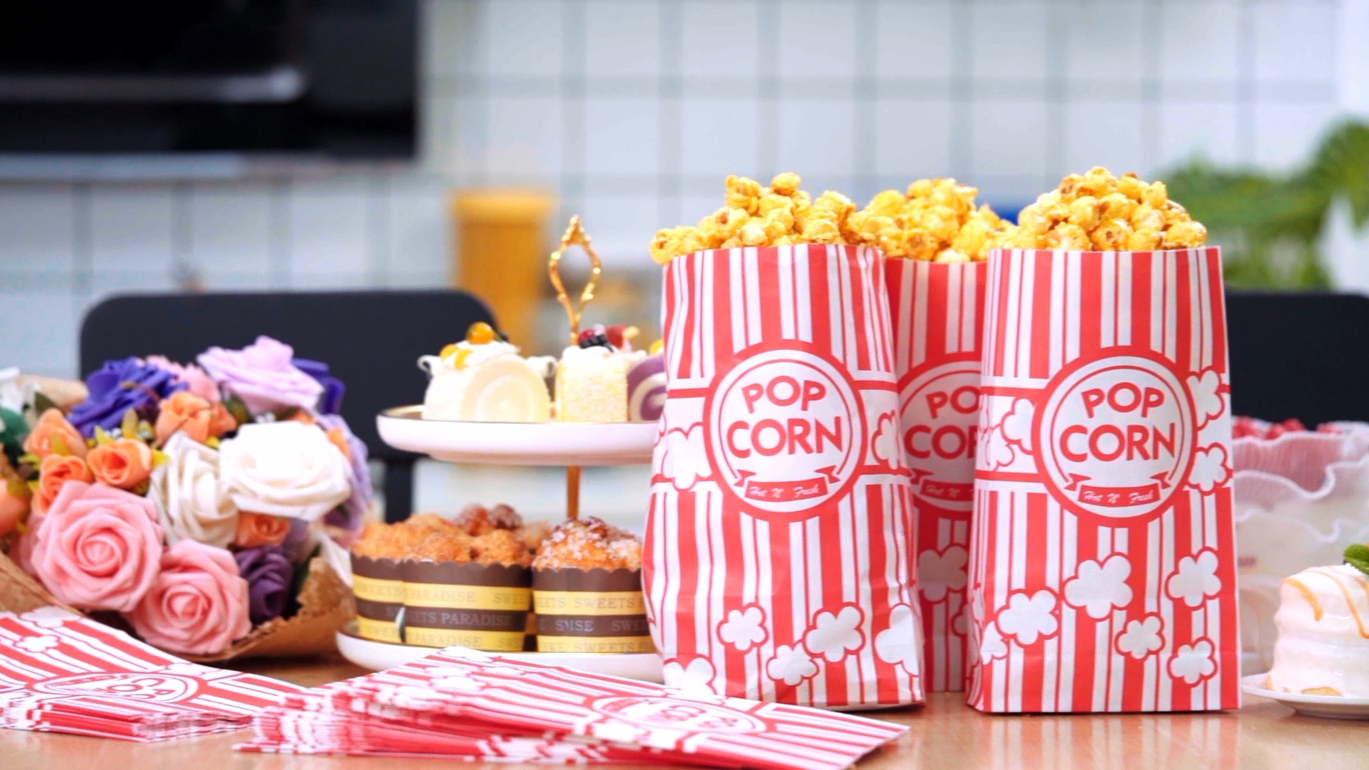 Image of 500 Pcs Paper Popcorn Bags Bulk 2 oz Large Flat Bottom Boxes Red and White Disposable Container Sleeve Movie Night Popcorn Bucket for Retro Movie Themed Party Carnival Supplies (Red and White)