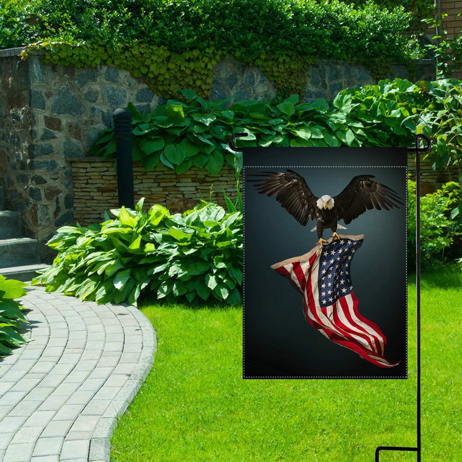 North American Bald Eagle And The USA Flag In The Garden. Symbol Of - Foto 6