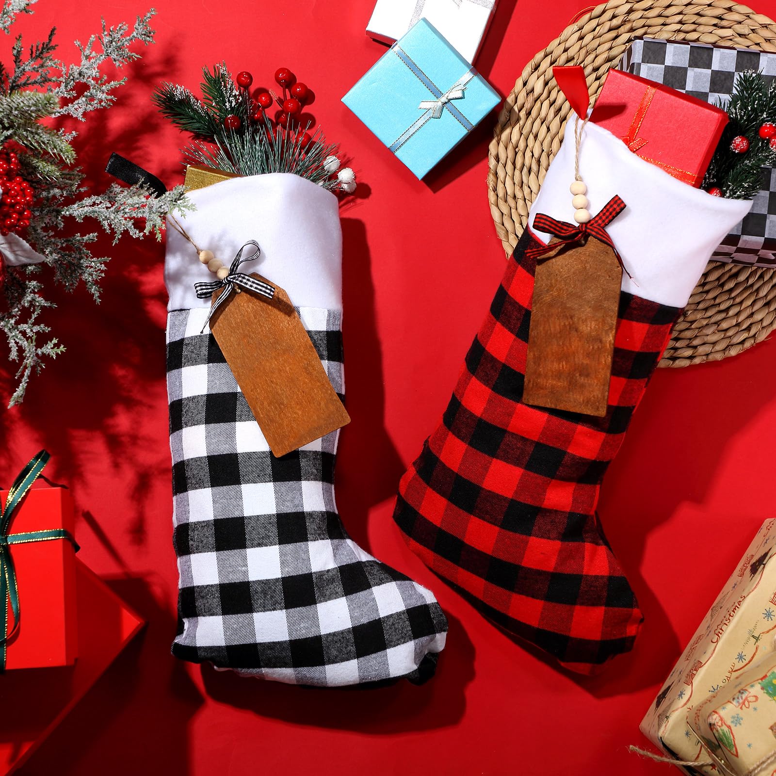Lot de 16 grandes chaussettes de Noël avec étiquettes de nom en bois à faire soi-même - 45,7 cm - Décorations de Noël à suspendre avec étiquettes pour décoration de fête de Noël (blanc noir, rouge