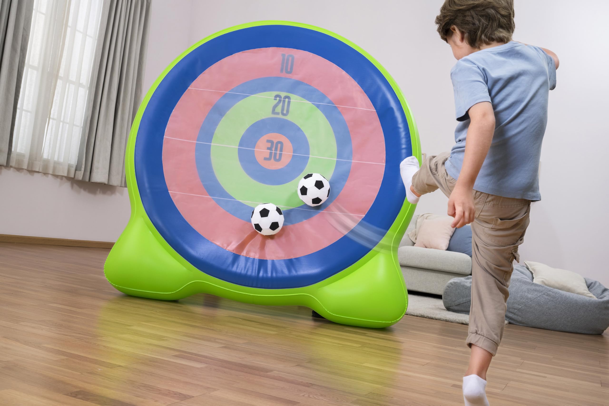 Bestway Fußball-Dartscheibe Backyard Bullseye 157x107x157 cm – Aufblasbares Outdoor Wurfspiel mit Klett-Fußball & Axtwurf, stabile Wasserkammer, Robustes PVC, inkl. 2 Fußbälle + 2 Äxte, ab 6 Jahre