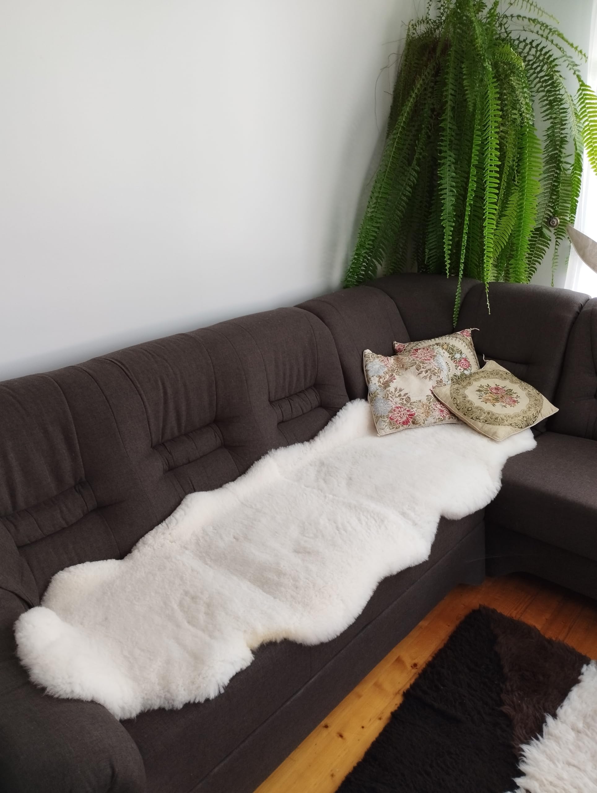 Wieloczęściowy dywan ze skóry owczej – bieżnik z 2, 3 lub 4 zszytych skór – narzuta z prawdziwej skóry na sofę i fotel – duży dywan wełniany (biały, 210 x 60 cm, dwie długie futra)
