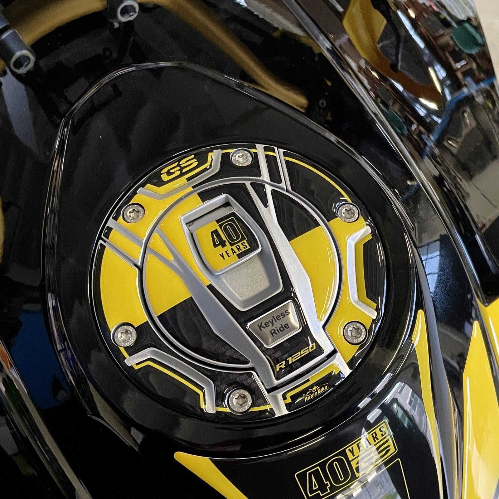Resin Bike Motorcycle 3D Stickers Compatible with BMW R 1250 GS Edition 40th 2021-2020. Keyless Tank Cap Protection from Bumps and Scratches. Resin Stickers - Gadget Moto