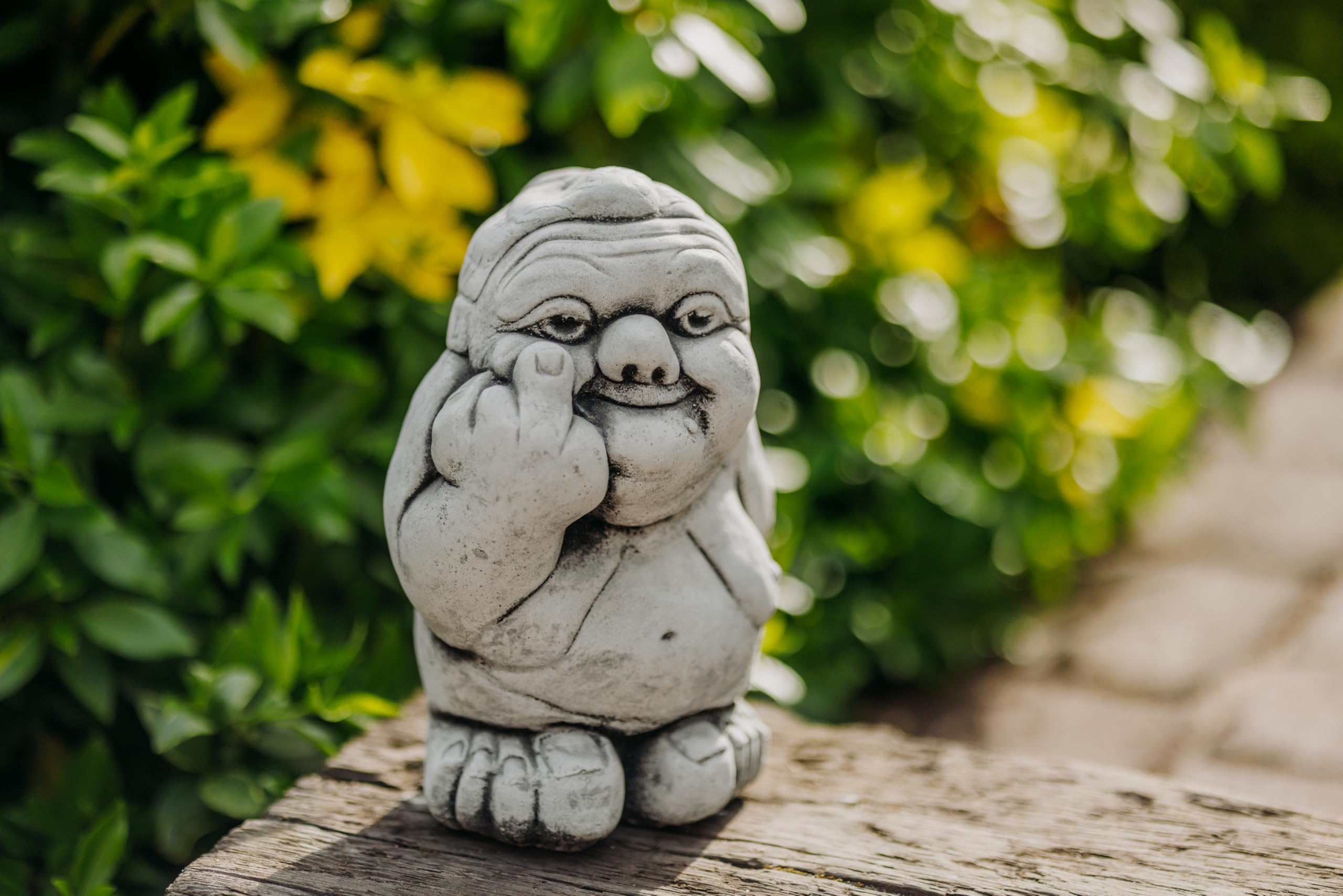 gartendekoparadies.de Troll-Oma Gartenfigur aus Steinguss, 19 cm, Grau, 3 kg, frostsicher