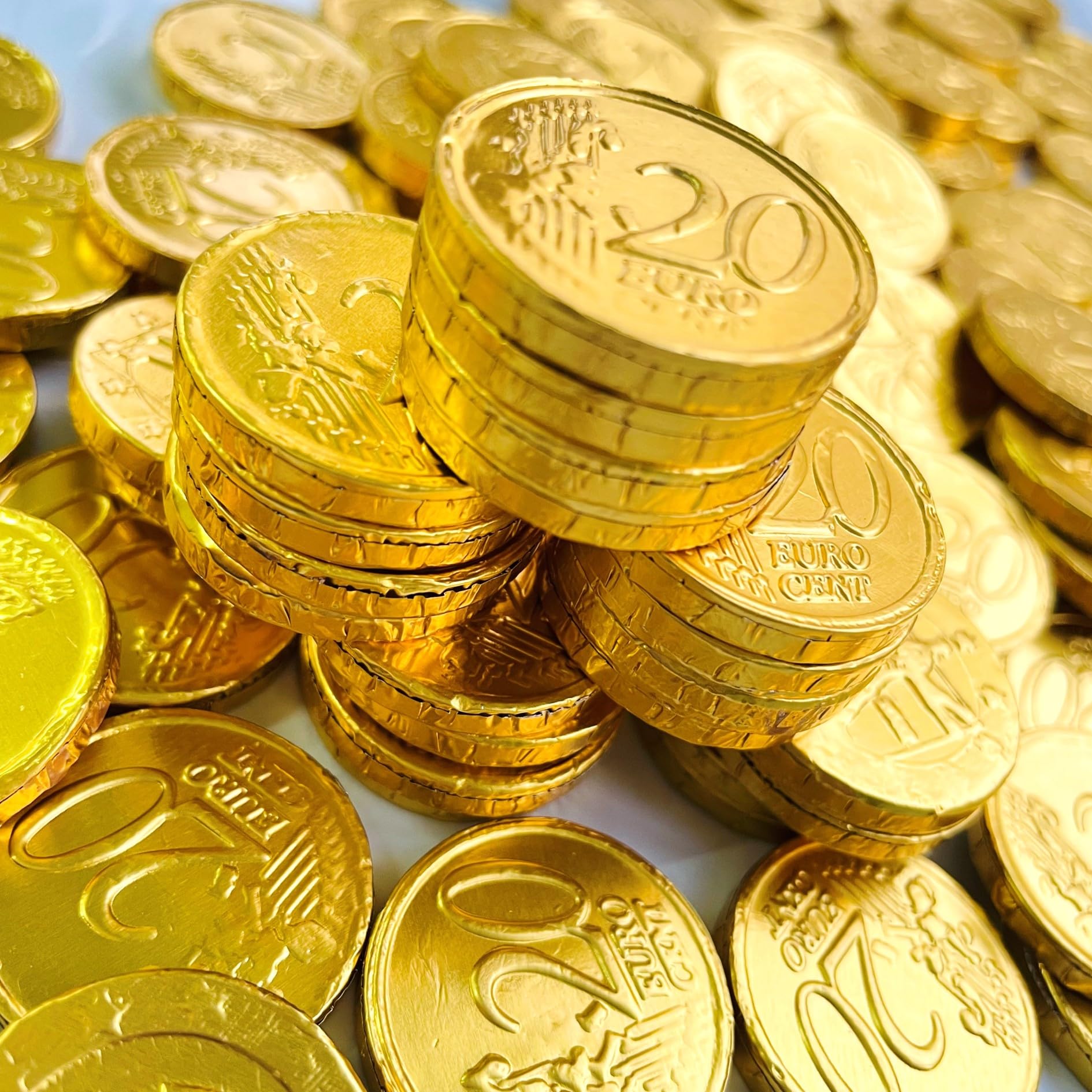Amazon.co.jp: 【 ベルギー産 】 コインチョコレート １００個 大容量 ユーロ 金貨 チョコ コイン メダル 景品 イベント  7RabbitRiograndeオリジナルステッカー付 【商標登録番号 第6667215】 (１００個, コインチョコレート) : 食品・飲料・お酒