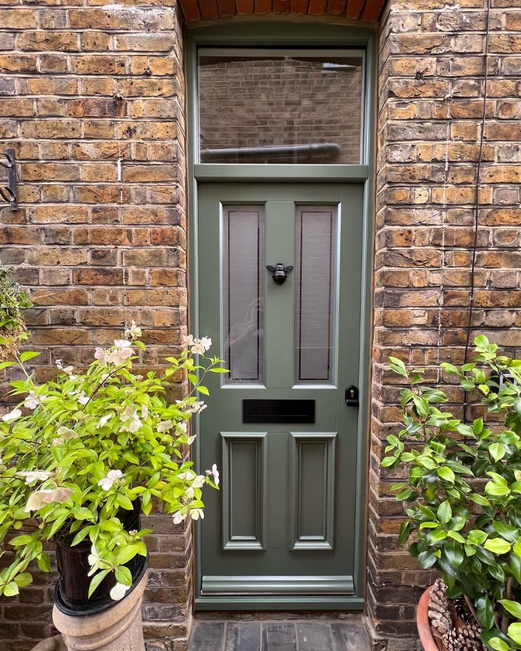 Aldaba de puerta de abeja negra para puerta delantera, aldabas de latón macizo pulido negro con placa de golpeo, UPVC, muebles de puerta delantera de abejorro con un diseño único (negro)