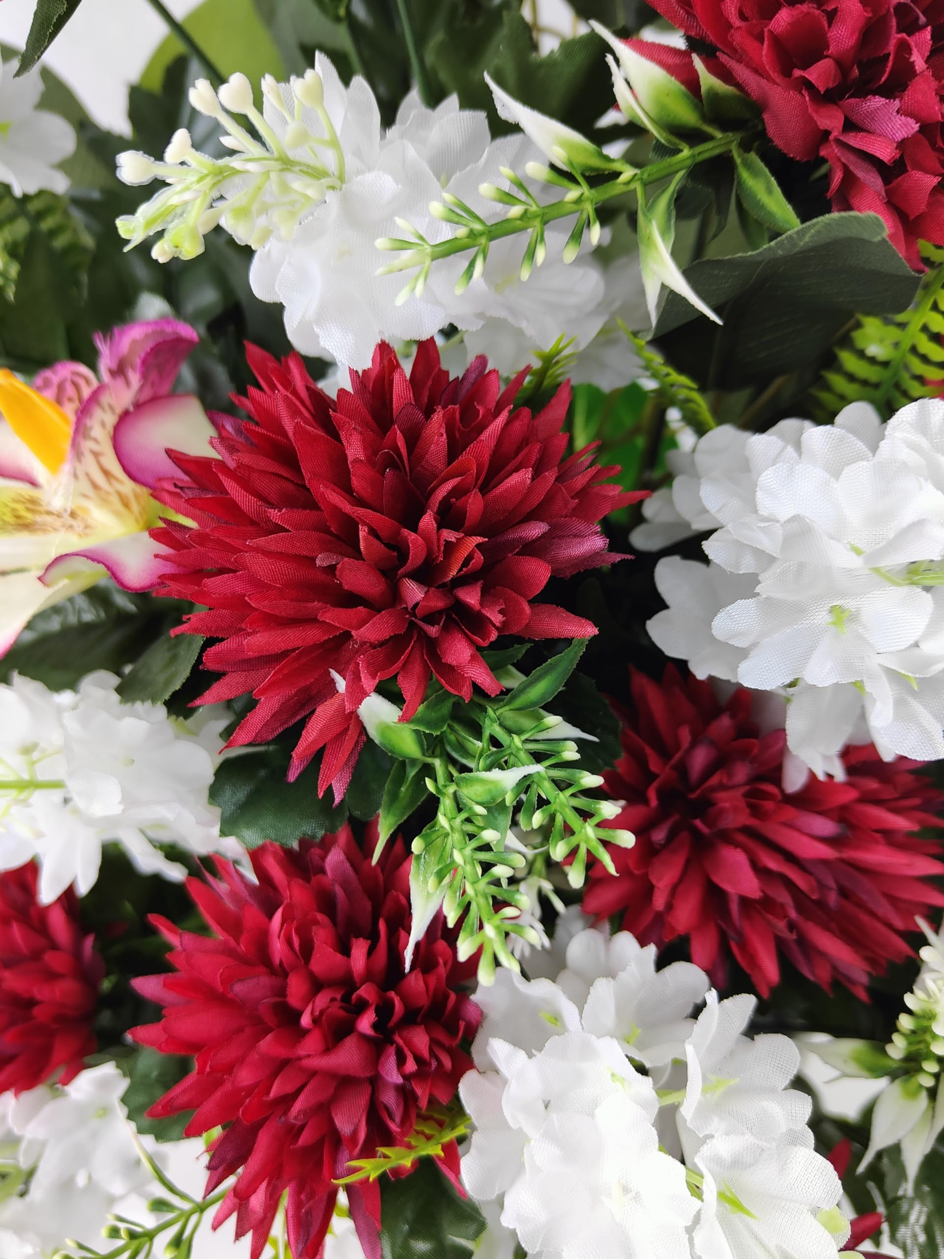 DRW Centro de Flores Artificiales Rojo y Blanco para Cementerio, Bodas, Iglesias con gerberas, Lilas y orquideas 65x60x28 cm